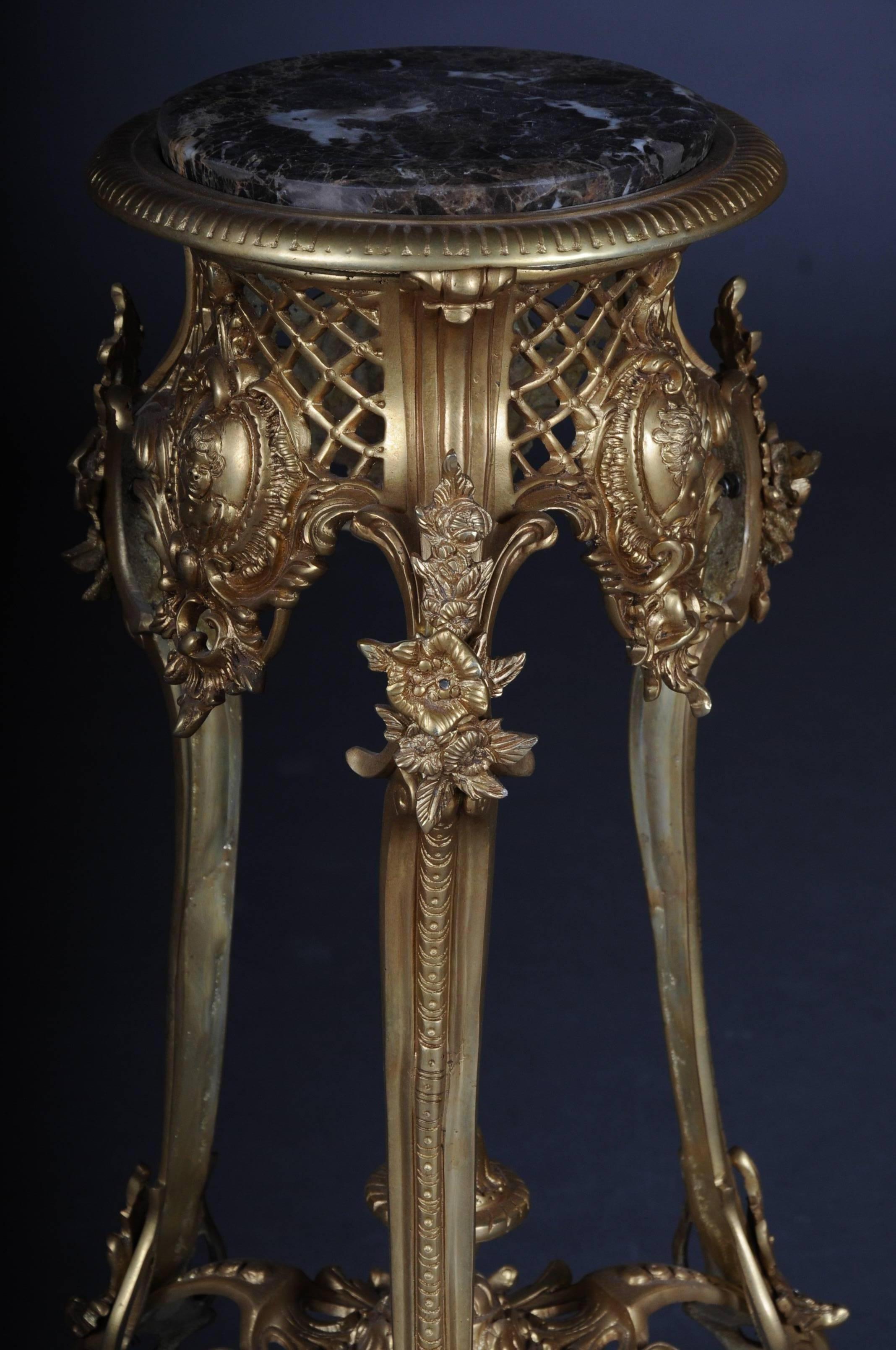Prächtiger französischer Bronze-Beistelltisch im Louis-XV-Stil (Vergoldet)