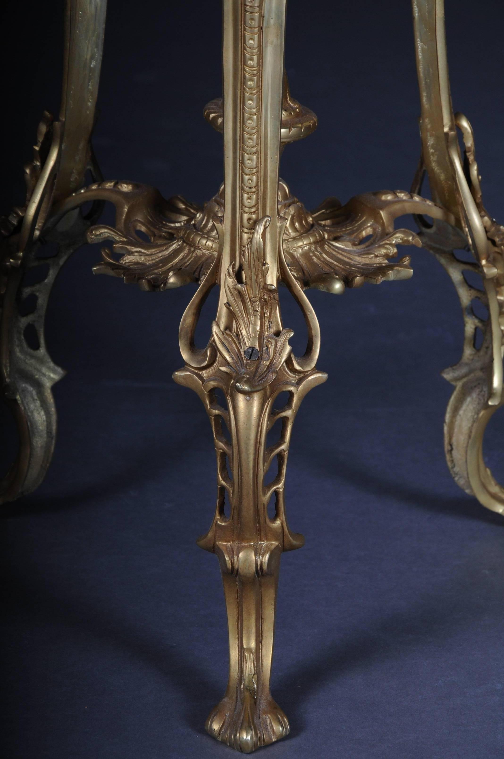Prächtiger französischer Bronze-Beistelltisch im Louis-XV-Stil im Zustand „Gut“ in Berlin, DE