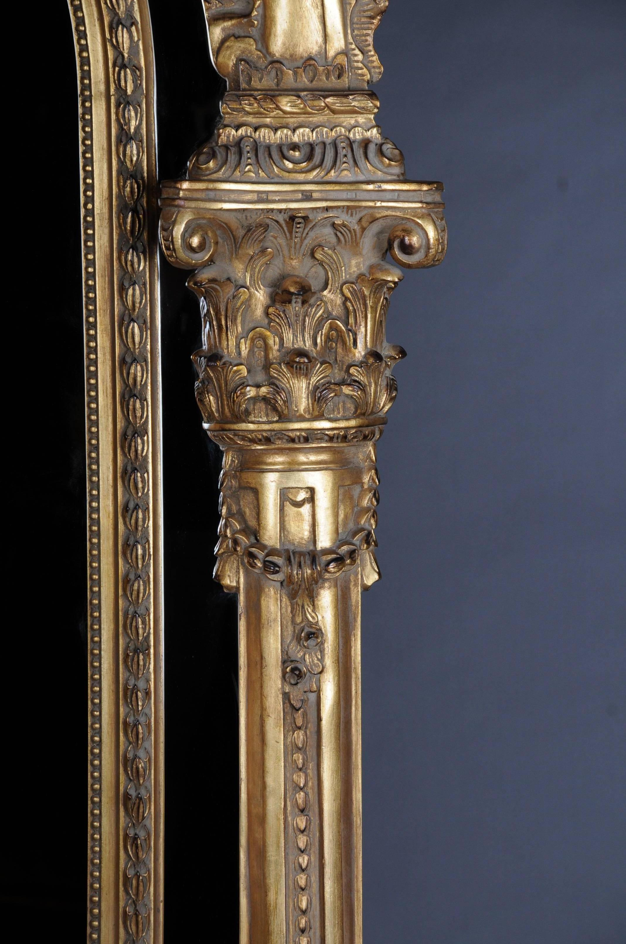 Sculpté à la main 20ème siècle Miroir gigantesque en bois de hêtre massif de style Louis XVI en vente