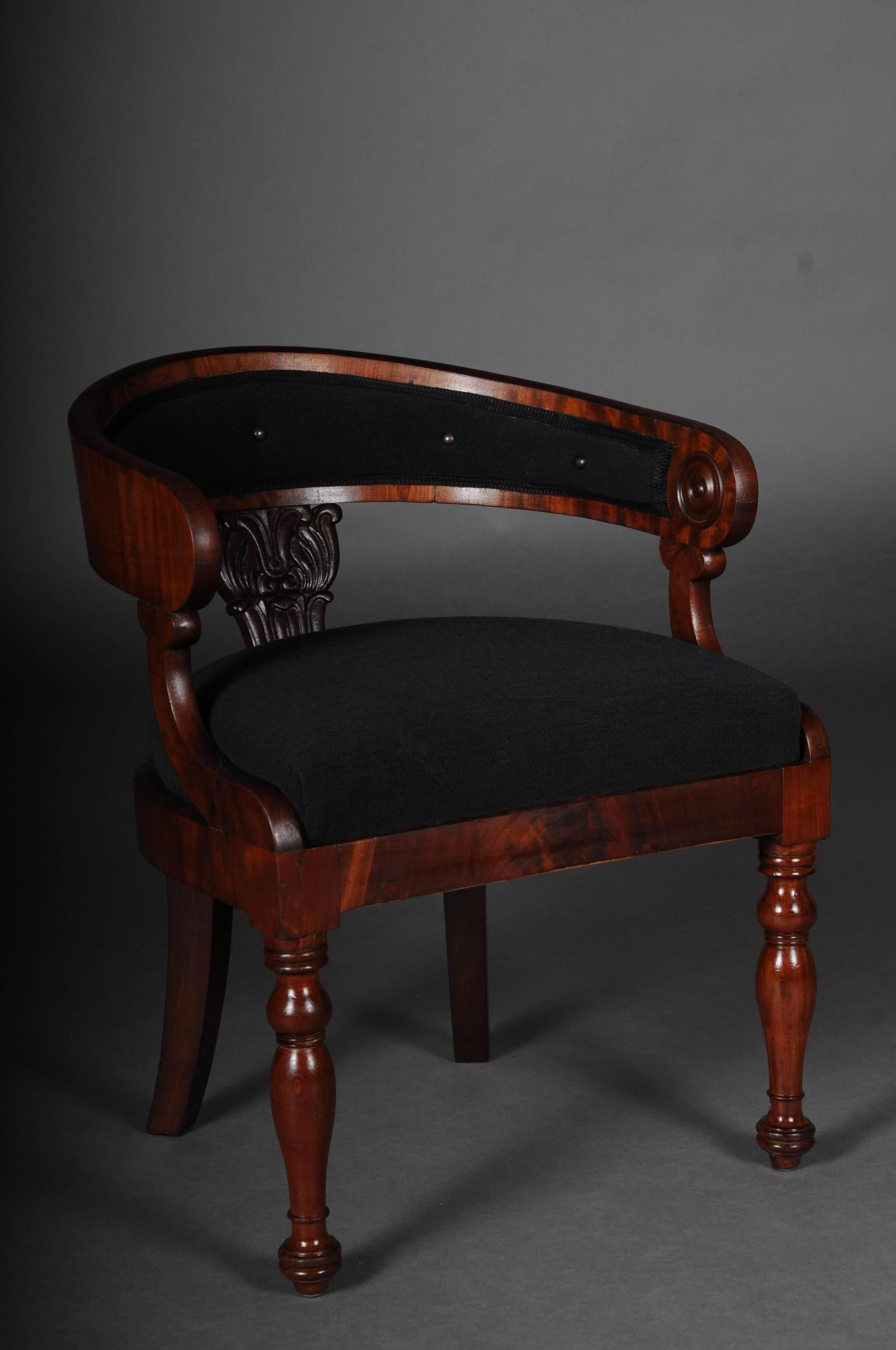 Mahogany solid wood, partially veneered. Semicircular backrests, Bergeren-form.
Restored and reupholstered with original Wollrips fabric covered.


(C-147).