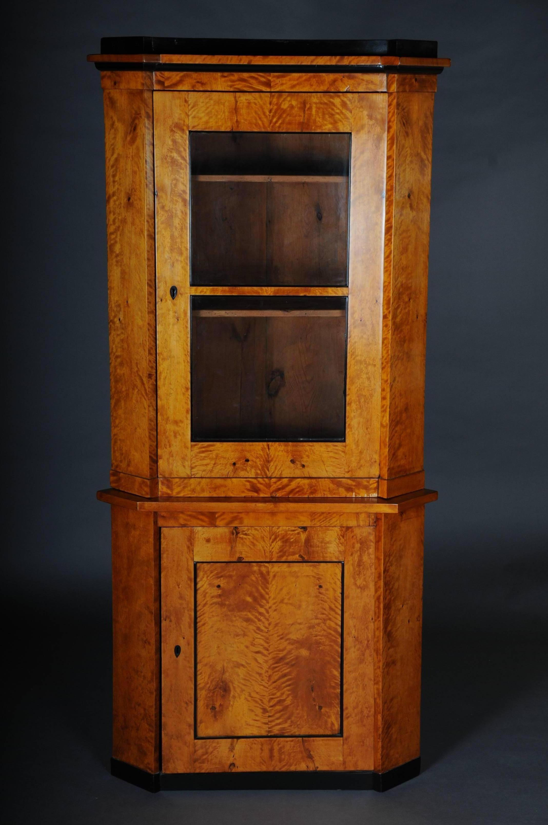 Softwood birch solid, partially veneered and ebonized. Carcass, one door. Top with rung glazing and closed at the bottom. Shellac hand polished, well preserved.


(O-242).