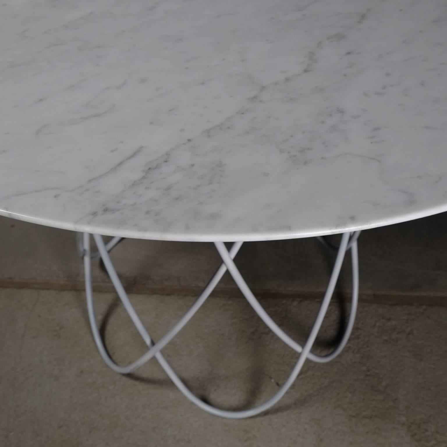 Marble is immensely rich material loaded with symbolic value.
The challenge for feather table is to explore the limitations of structural and poetic qualities of marble.