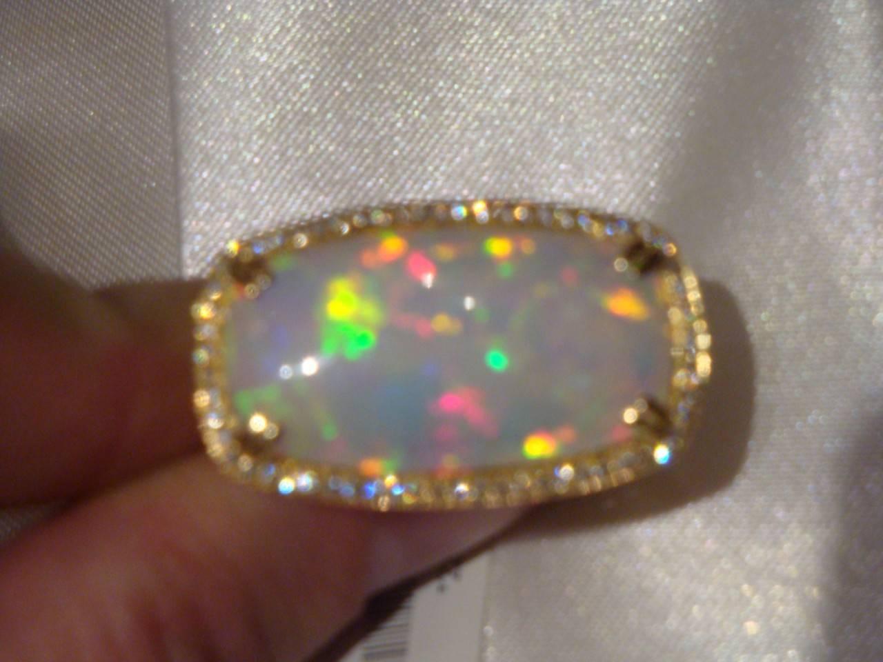 Rare Magnificent 20-Carat Large White Fire Opal Diamond 18-Karat Gold Ring In Good Condition For Sale In New York, NY