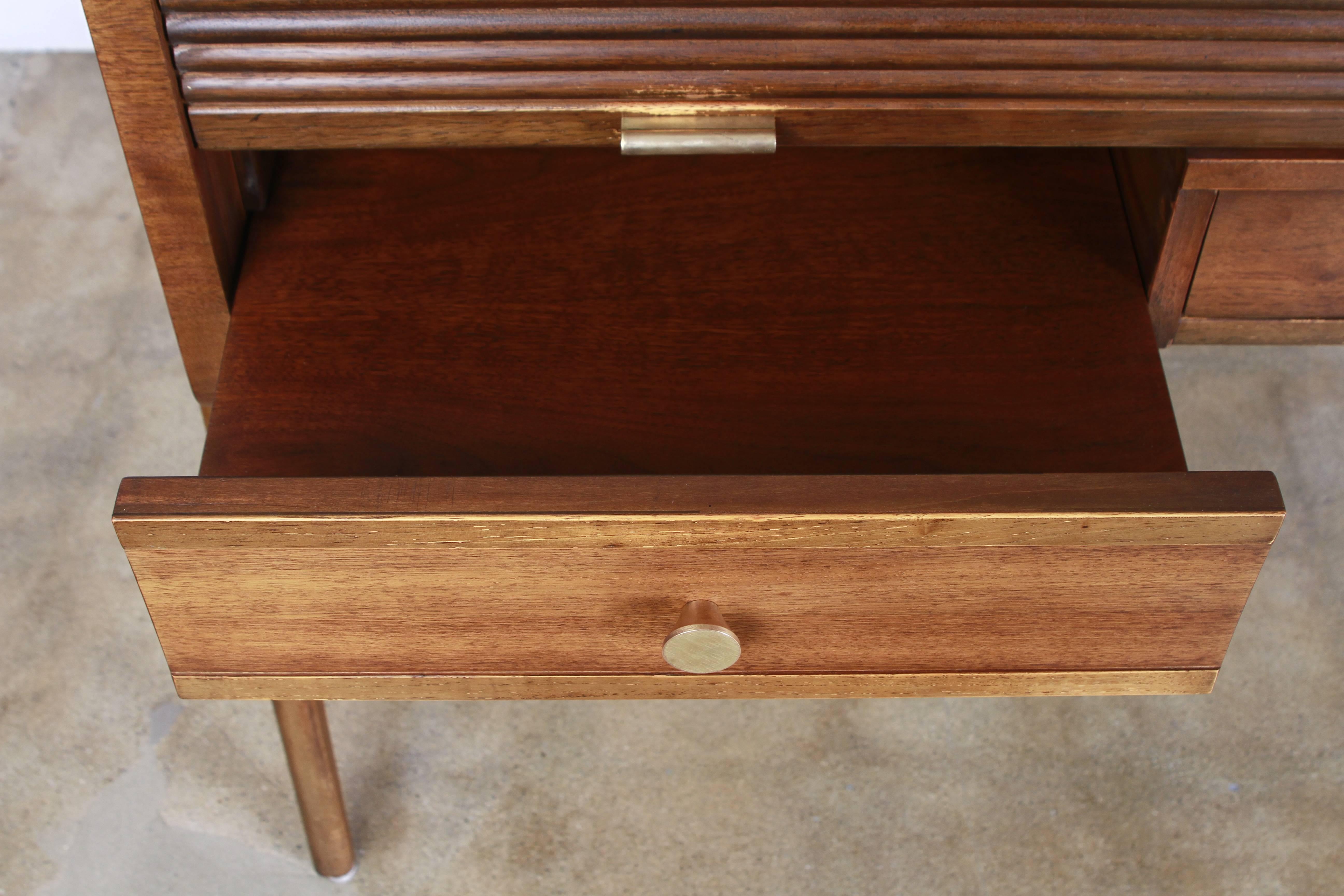 Sligh Lowry Mid-Century Walnut Roll Top Desk In Good Condition For Sale In Los Angeles, CA