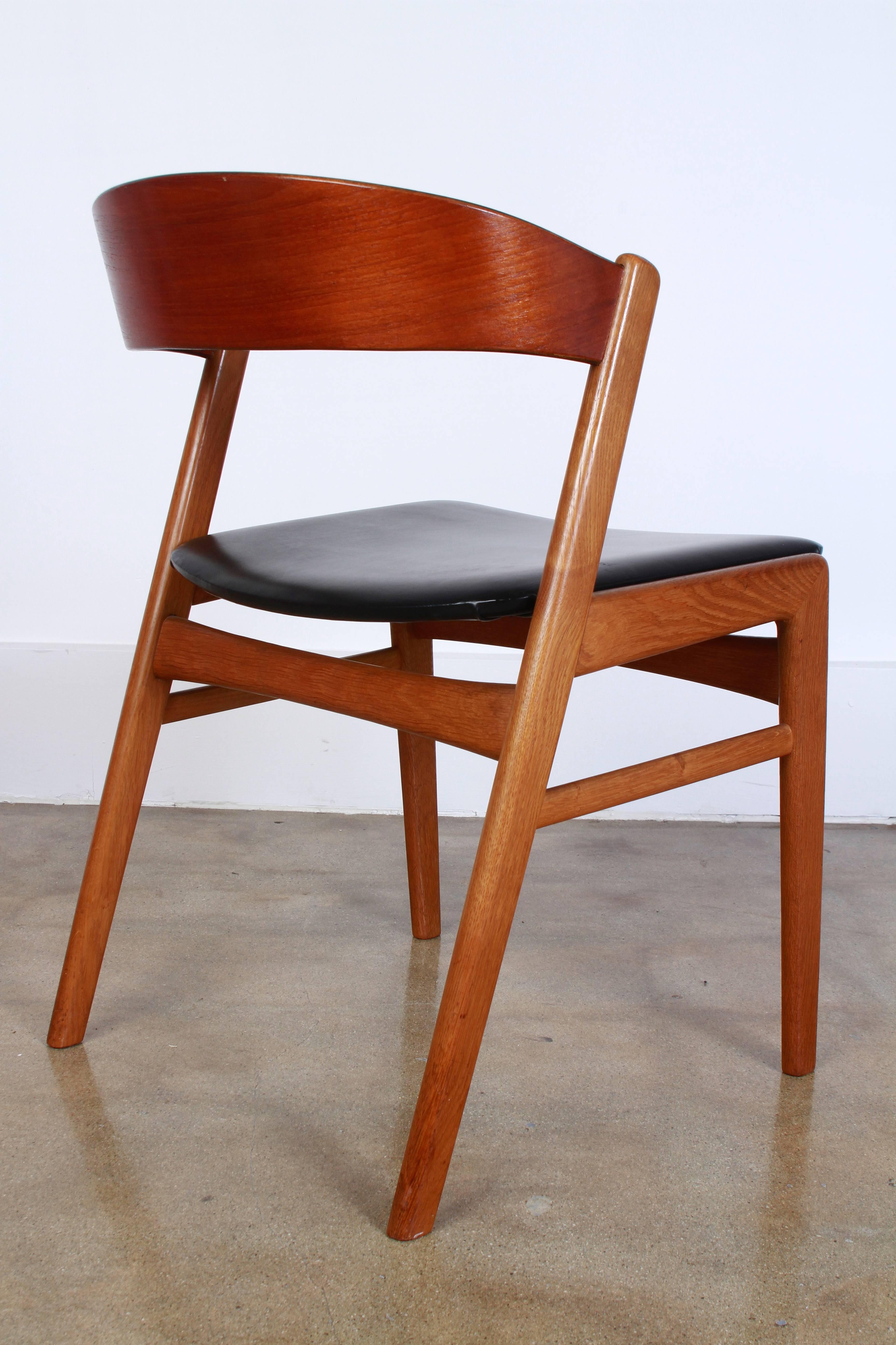 Folke Olhsson for DUX Mid-Century eight Danish wooden chair set
Origin: Denmark
Period: Mid-Century
Materials: Stained wood, vinyl
Condition: Excellent.