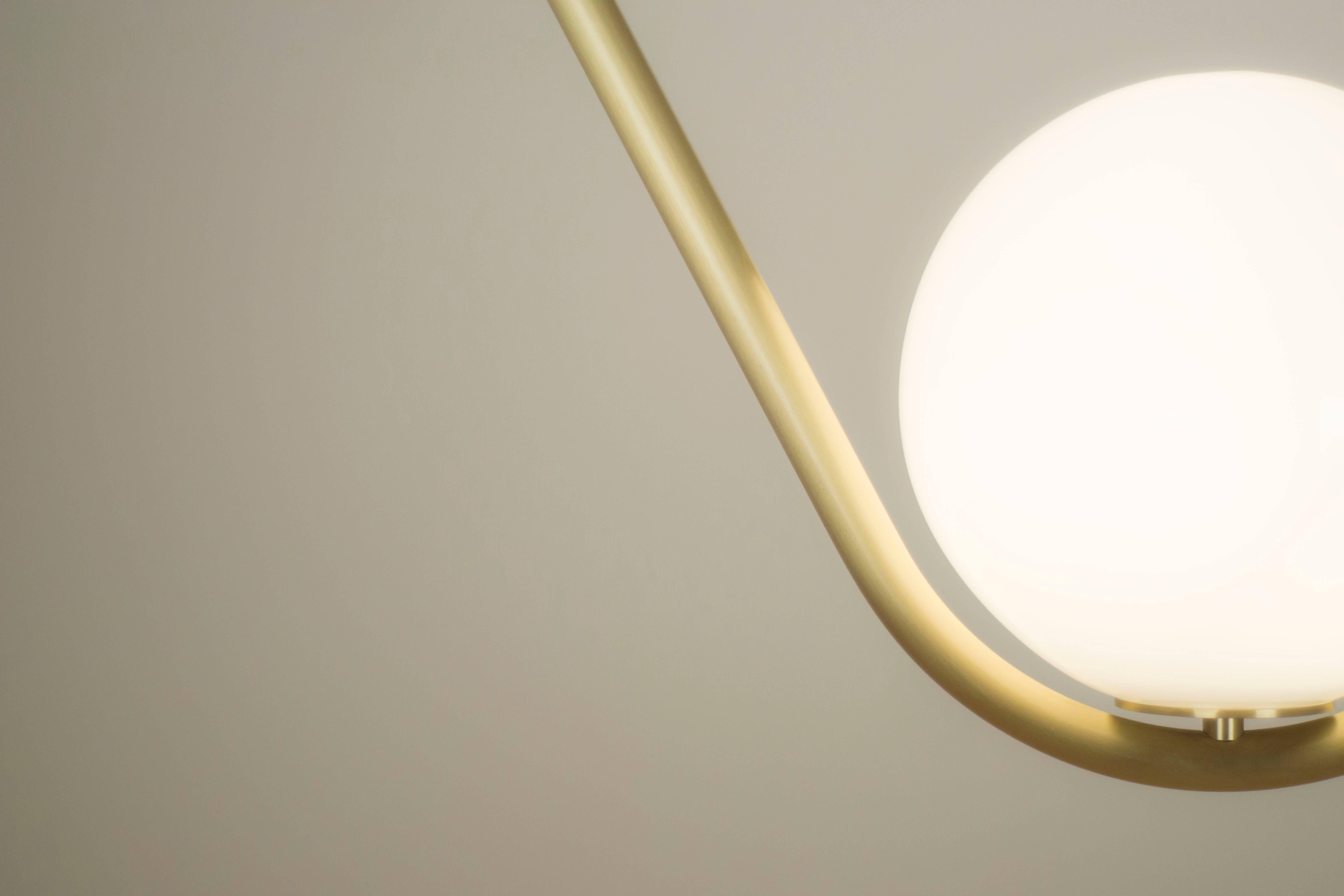 Moderne Lampe à suspension Perle 1 en laiton vieilli avec boule en verre soufflé à la main par Larose Guyon en vente