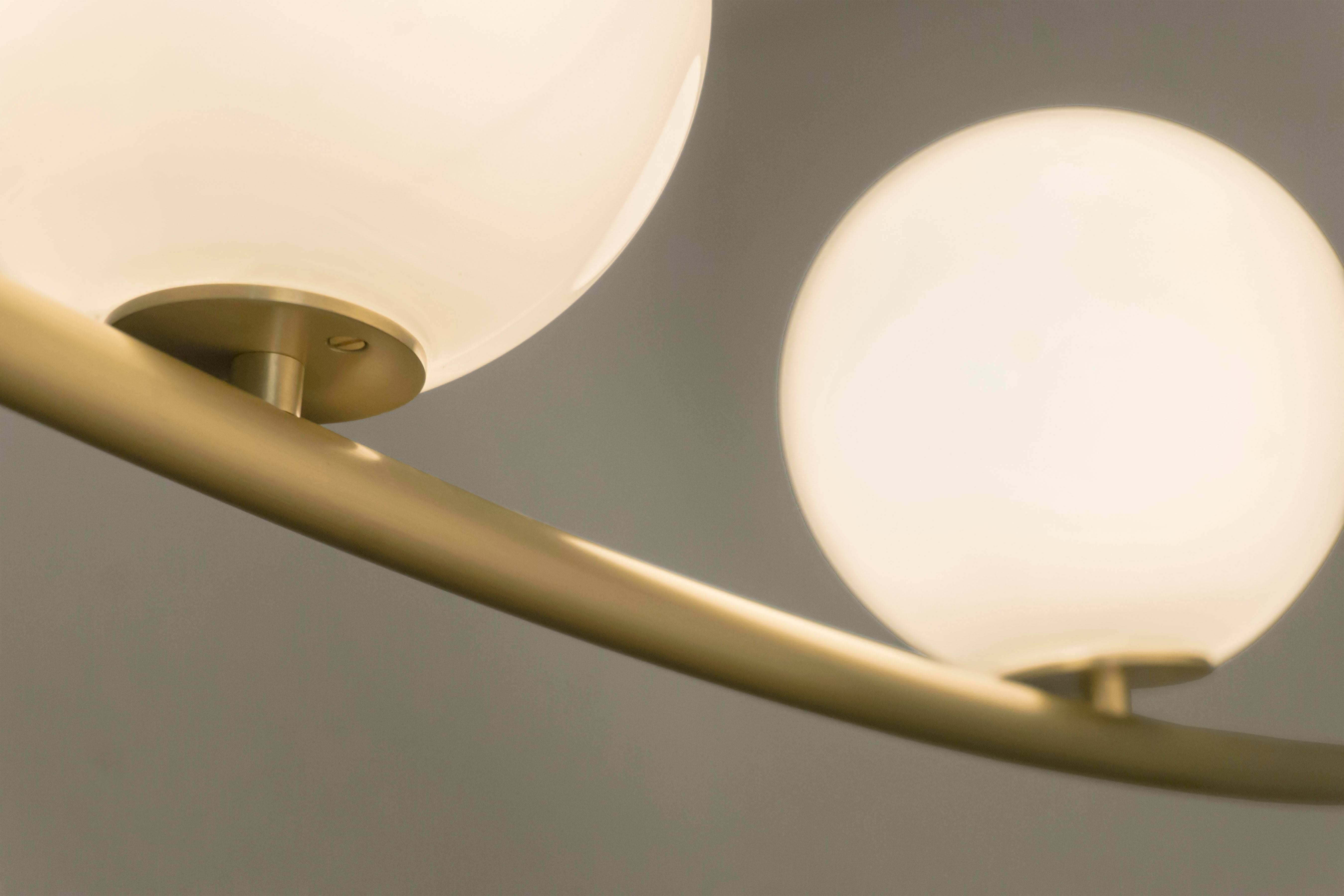 Moderne Lampe à suspension Perle 2 en laiton vieilli avec boule en verre soufflé à la main par Larose Guyon en vente