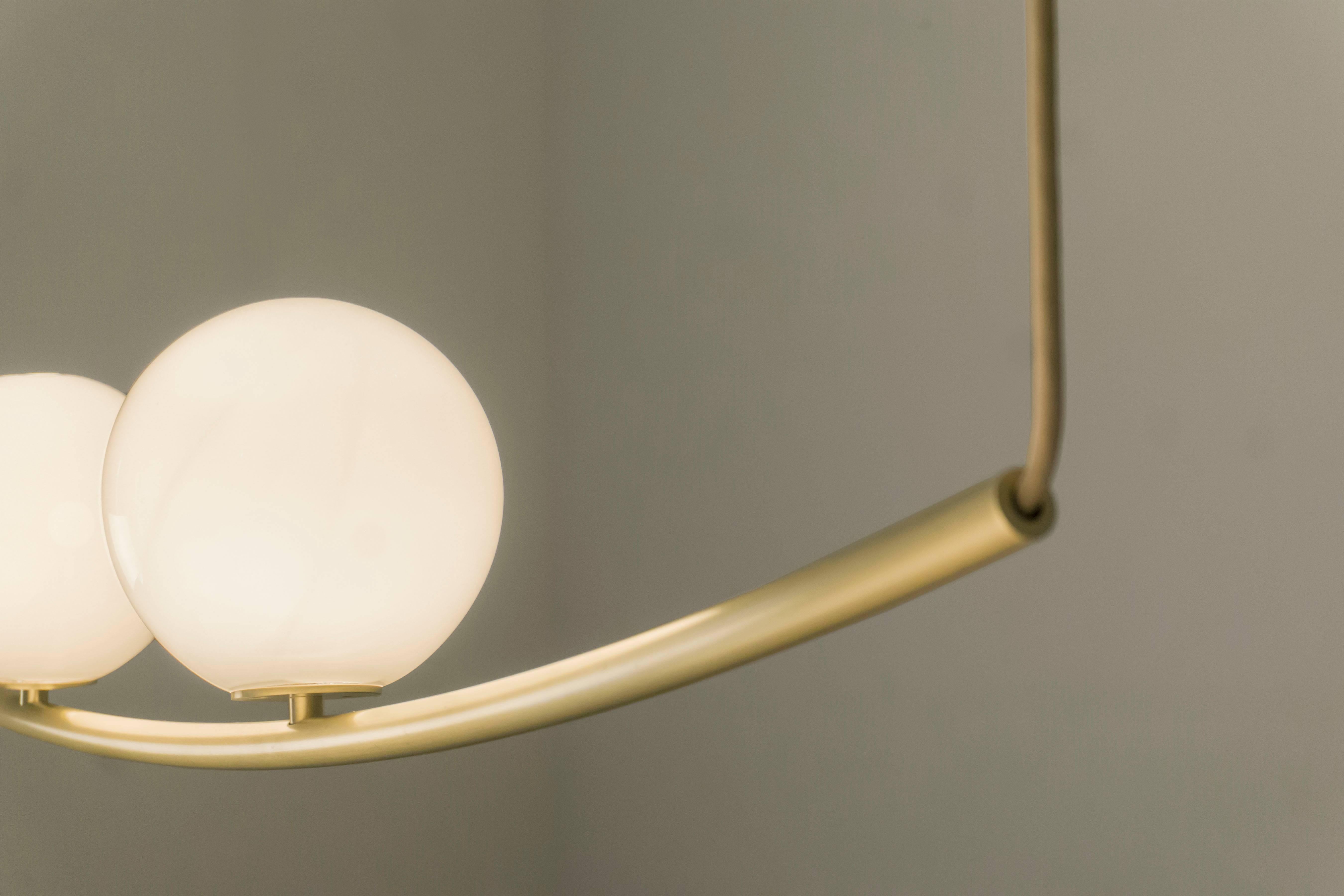 XXIe siècle et contemporain Lampe à suspension Perle 2 en laiton vieilli avec boule en verre soufflé à la main par Larose Guyon en vente