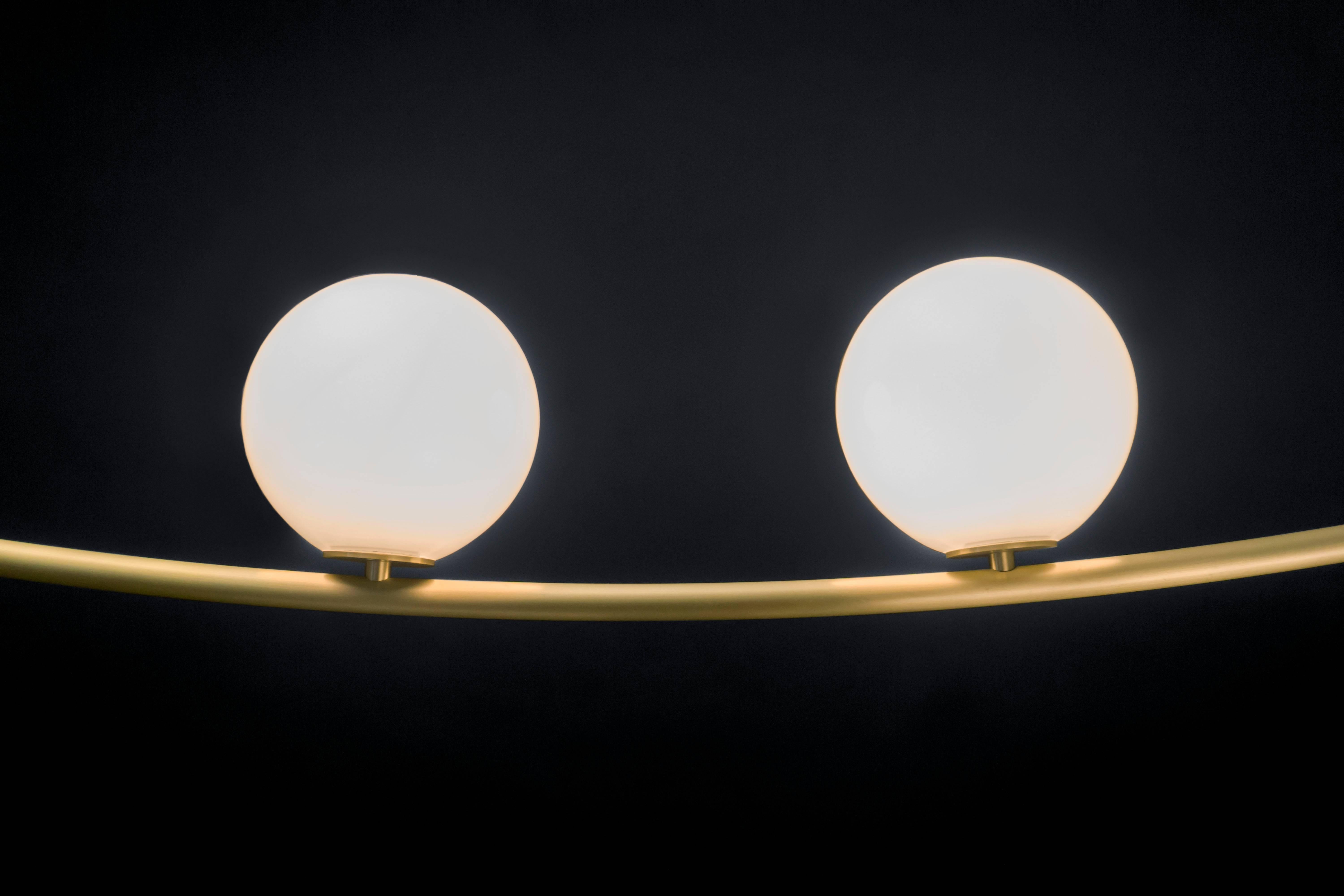 Lampe à suspension Perle 2 en laiton vieilli avec boule en verre soufflé à la main par Larose Guyon en vente 2