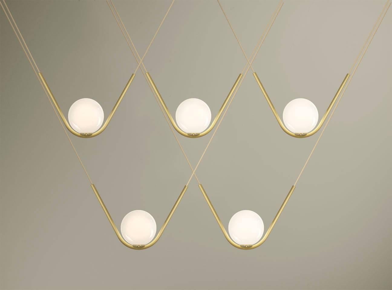 Perle 1 ist eine luxuriöse High-End-Leuchte, die mit Wärme und Eleganz überzogen ist. Die von der romantischen Welt des Schmucks inspirierte Perle-Kollektion ist handgefertigt mit einer zarten Metallstruktur und einer mundgeblasenen 8-Zoll-Glaskugel