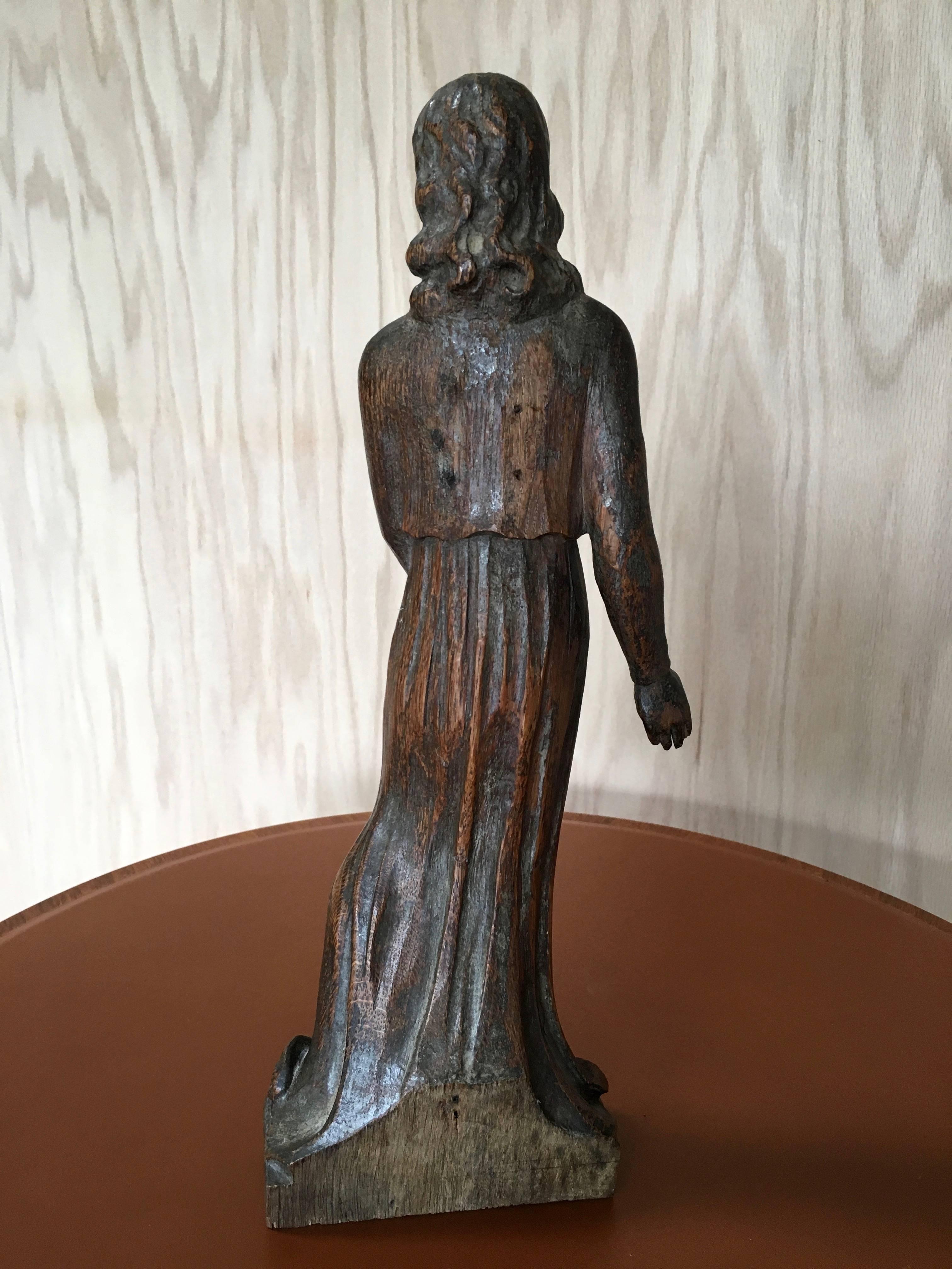 Handgeschnitzte Statue einer Frau aus dem 19. Jahrhundert (Holz) im Angebot