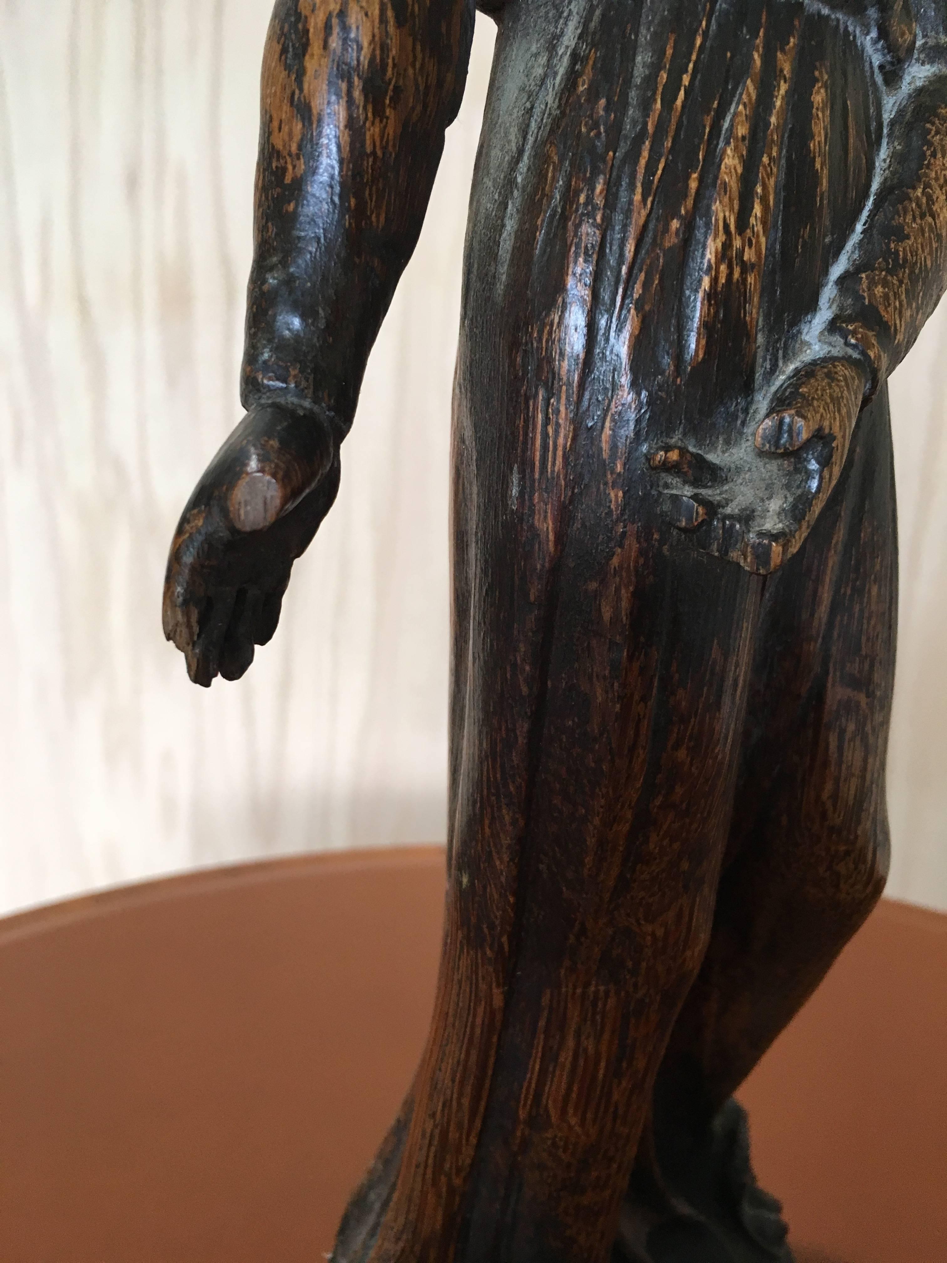 Bois Statue d'une femme sculptée à la main du 19ème siècle en vente