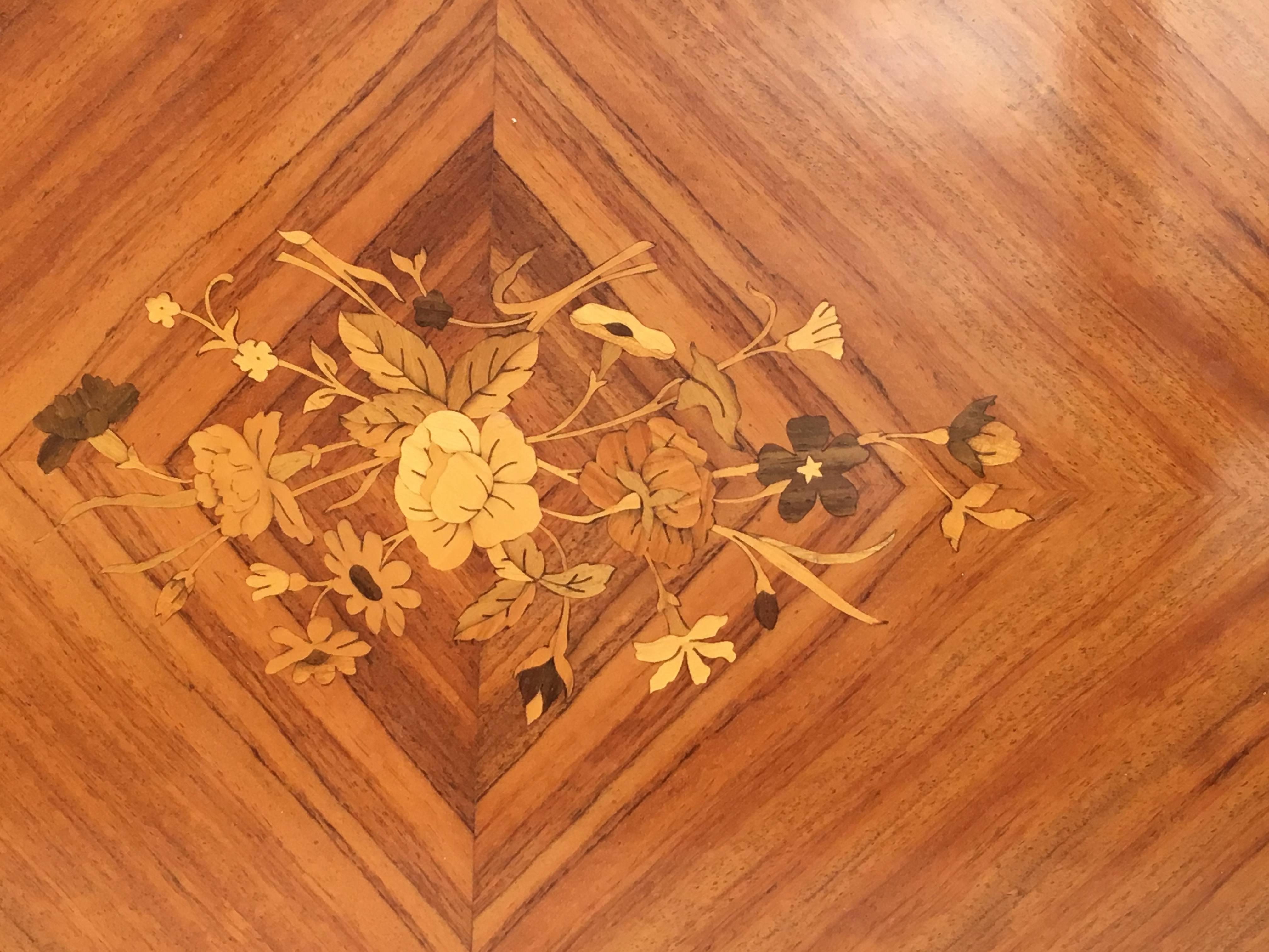 Nest of Three Tables with Floral Marquetry Design and Ormolu In Good Condition In Denton, TX
