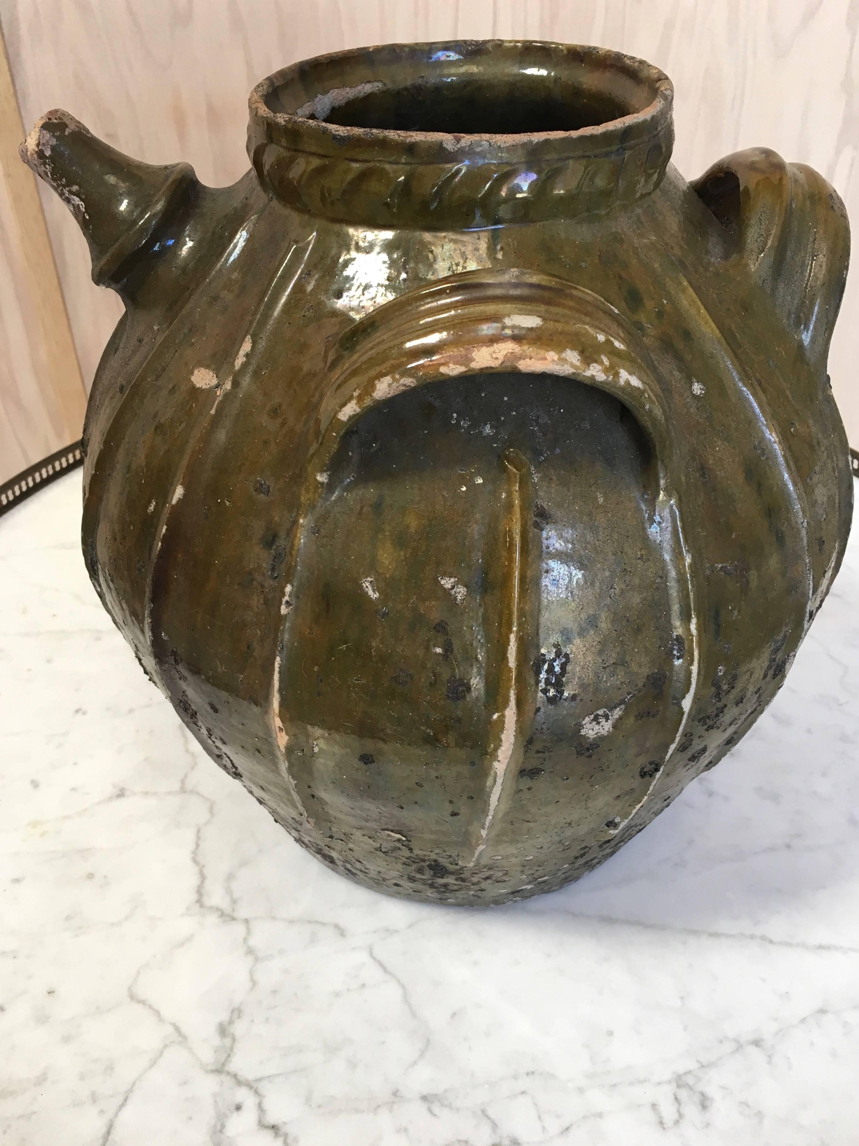 Français Vase à huile en terre cuite du 19ème siècle en vente