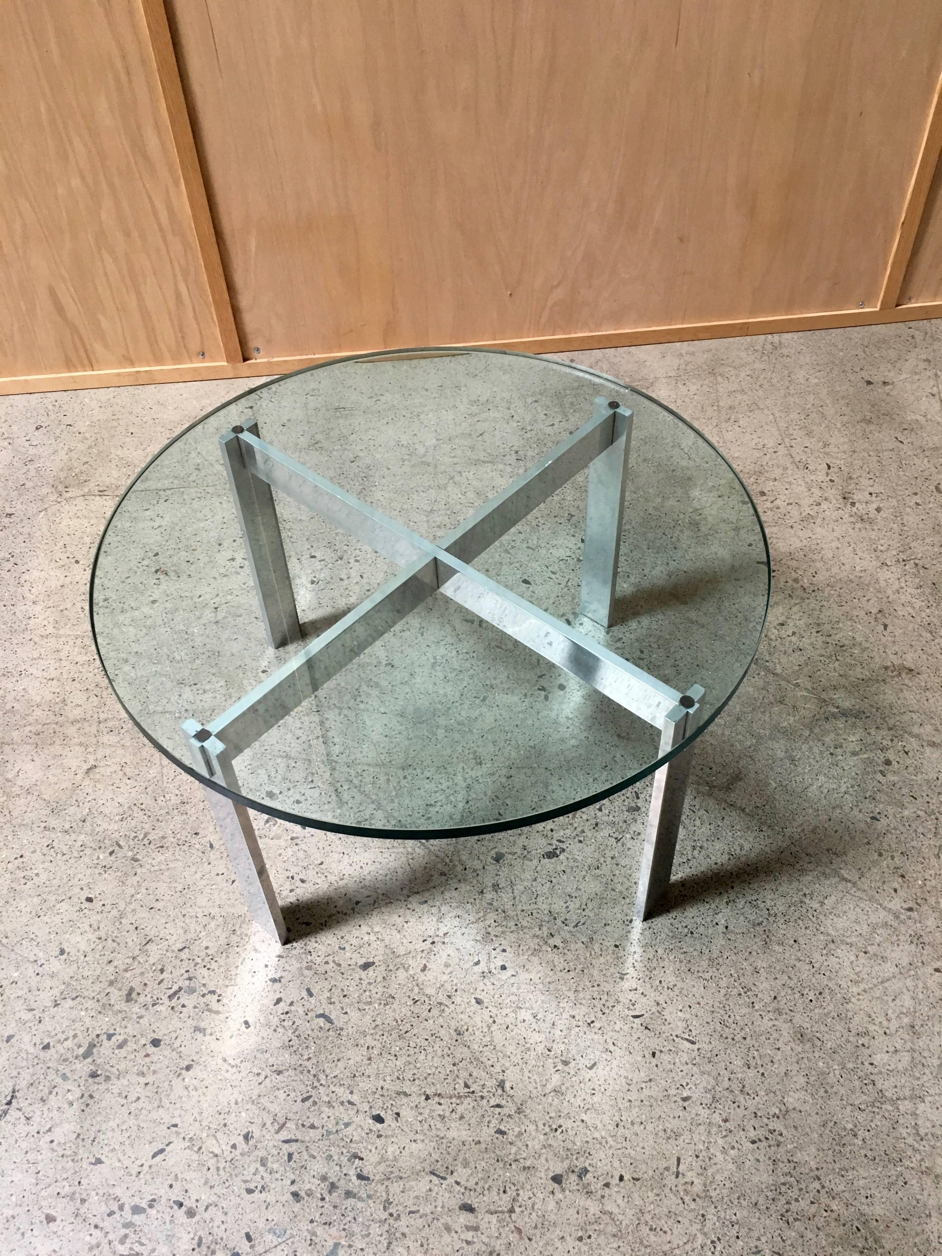 Base X en aluminium avec plateau en verre.