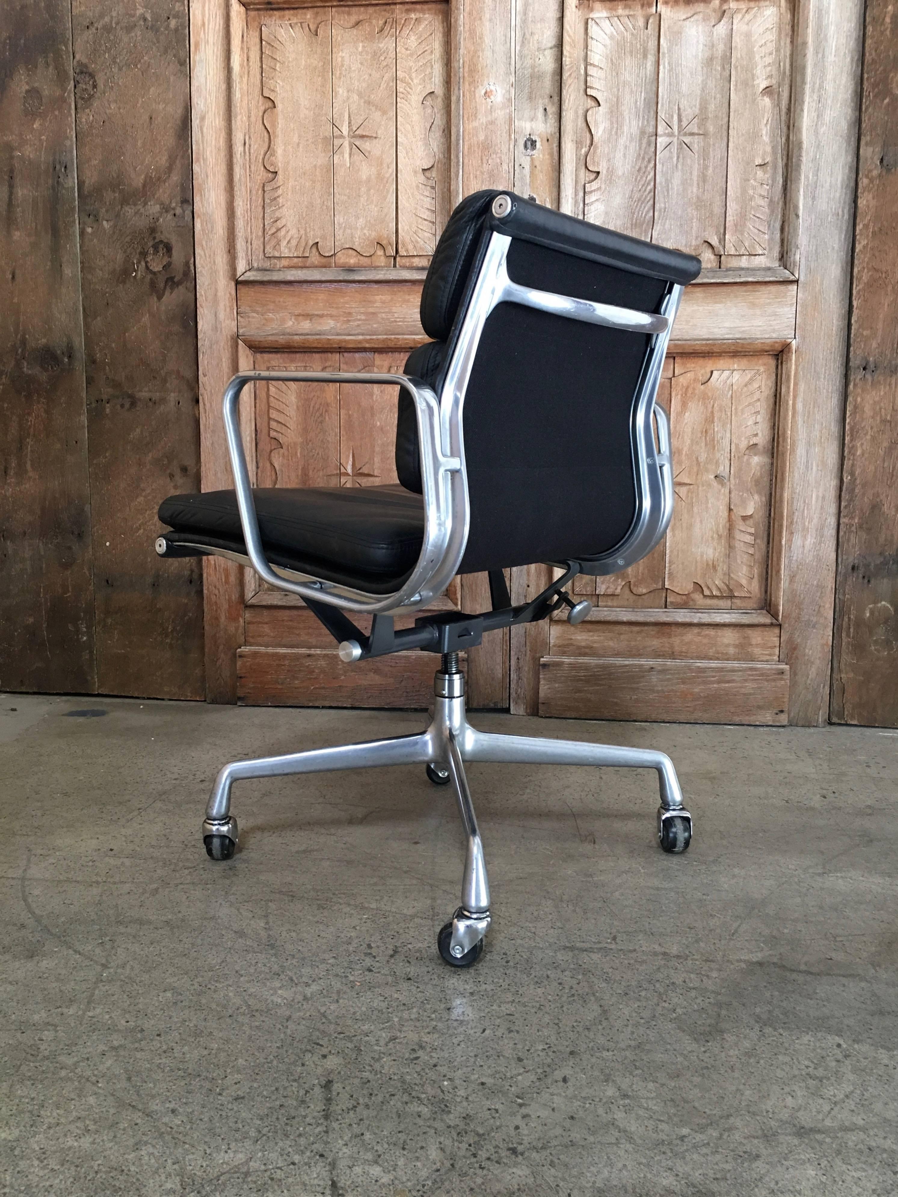 We have six of these soft pad aluminium group management desk chairs available designed by Charles and Ray Eames for Herman Miller. Featuring the original vintage black leather upholstery over four-star aluminium base and frame.