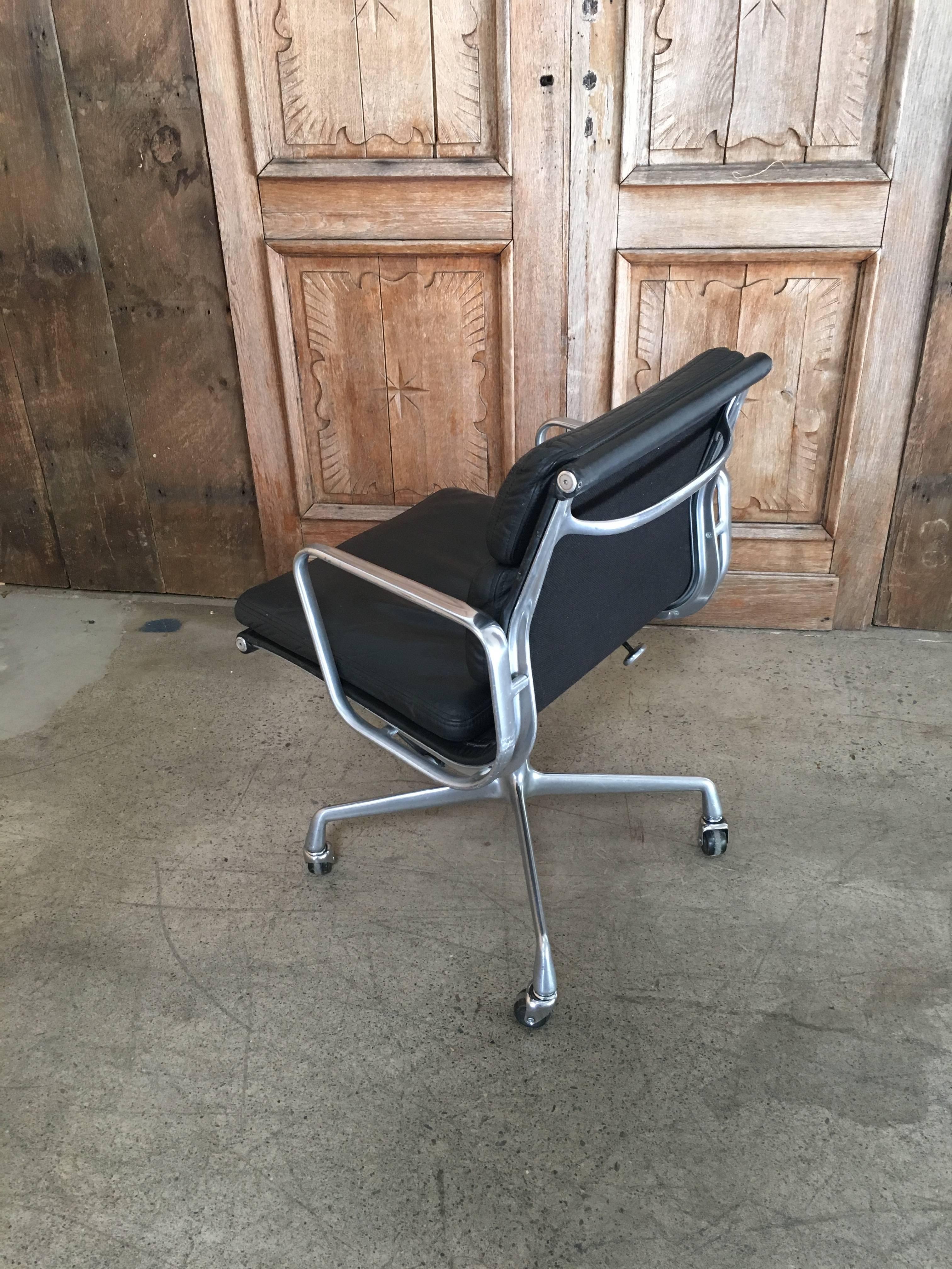 Set of Six Eames for Herman Miller Black Soft Pad Management Chairs In Good Condition In Denton, TX