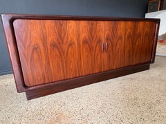 Credenza con ante a tamburo in palissandro di Dyrlund