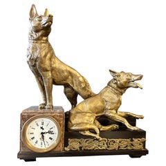 Horloge de cheminée ancienne en marbre et bronze, dans le style de Louis-Albert Carvin