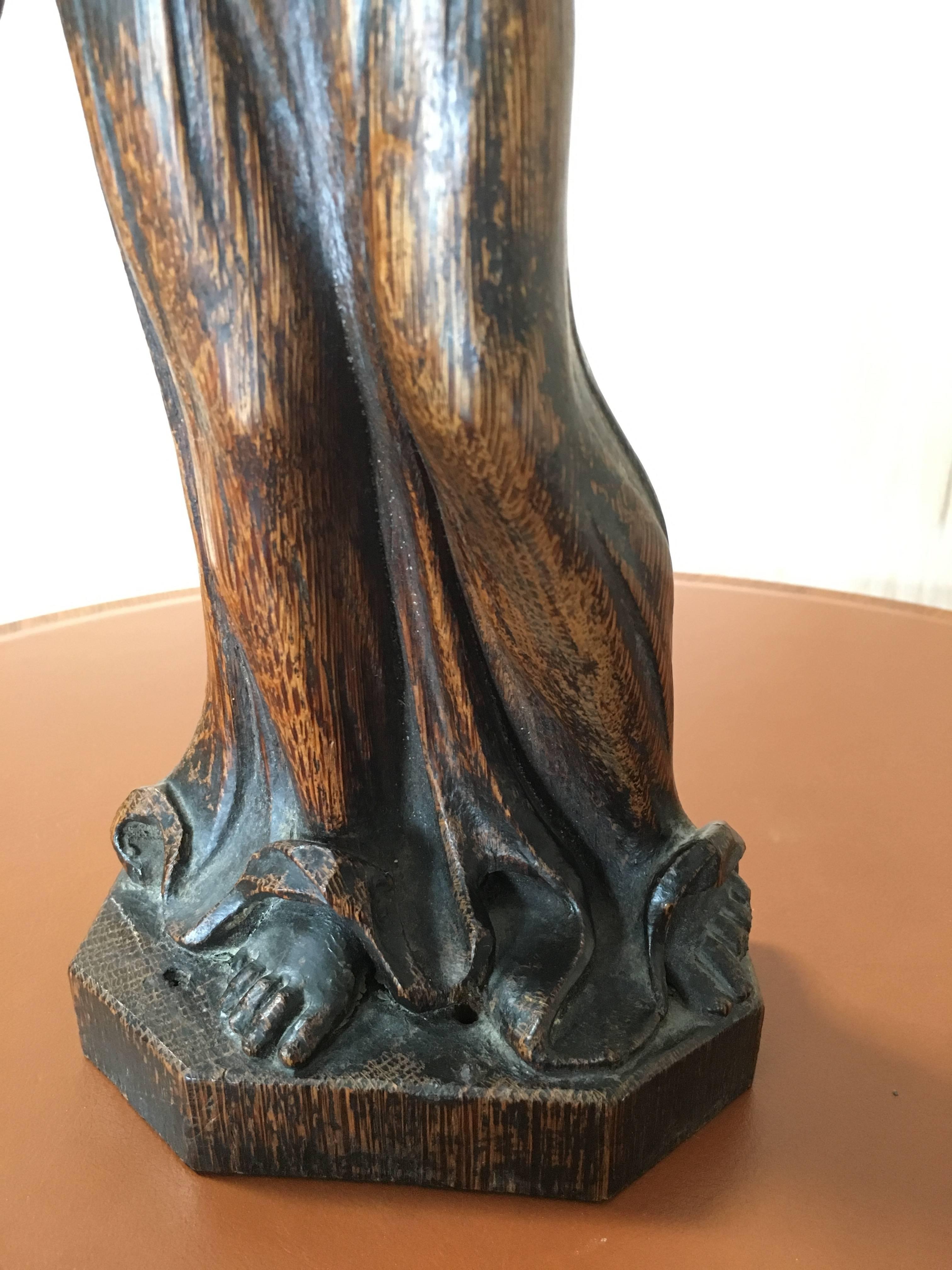 Handgeschnitzte Statue einer Frau aus dem 19. Jahrhundert im Angebot 3