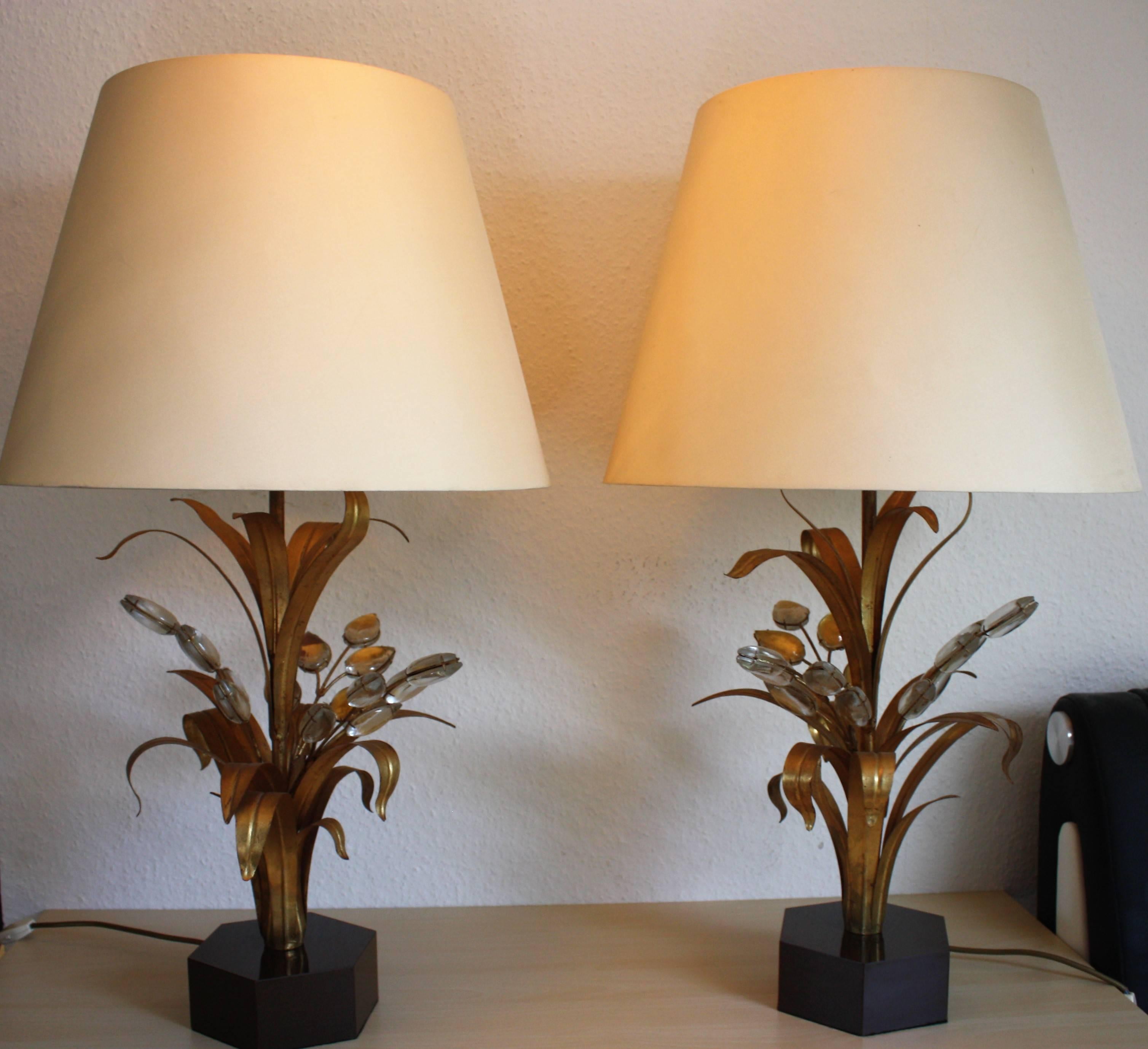 Beautiful and large table lamps with glass leafs on gilded iron frame and plastic base in the style of Maiso Bagues ( table number 121), Italy , circa 1960s.
In very good condition.
Lamp socket: e 27.