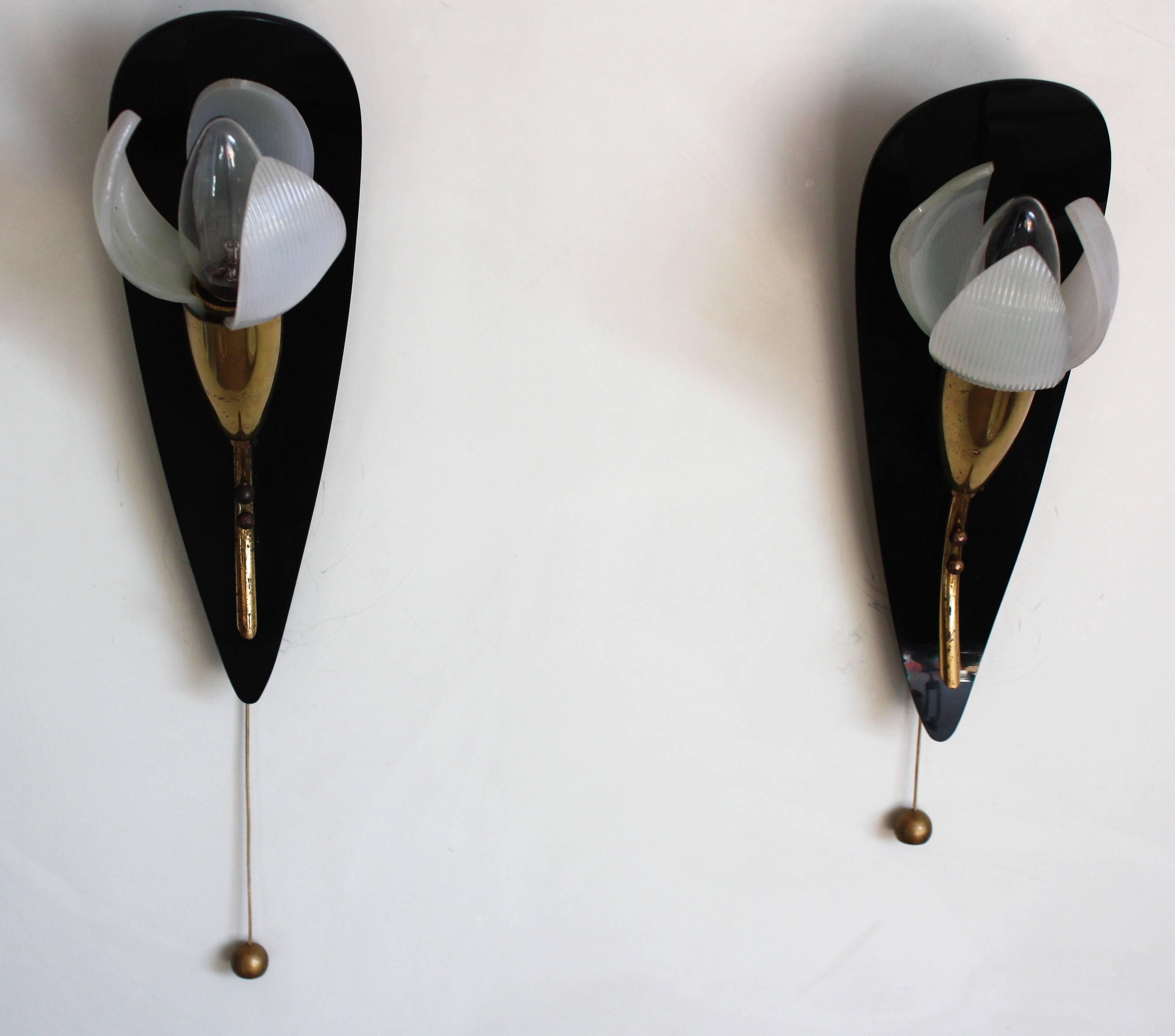 Pair of Mid-Century Wall Sconces Brass and Acrylic Flower In Good Condition In Wiesbaden, Hessen