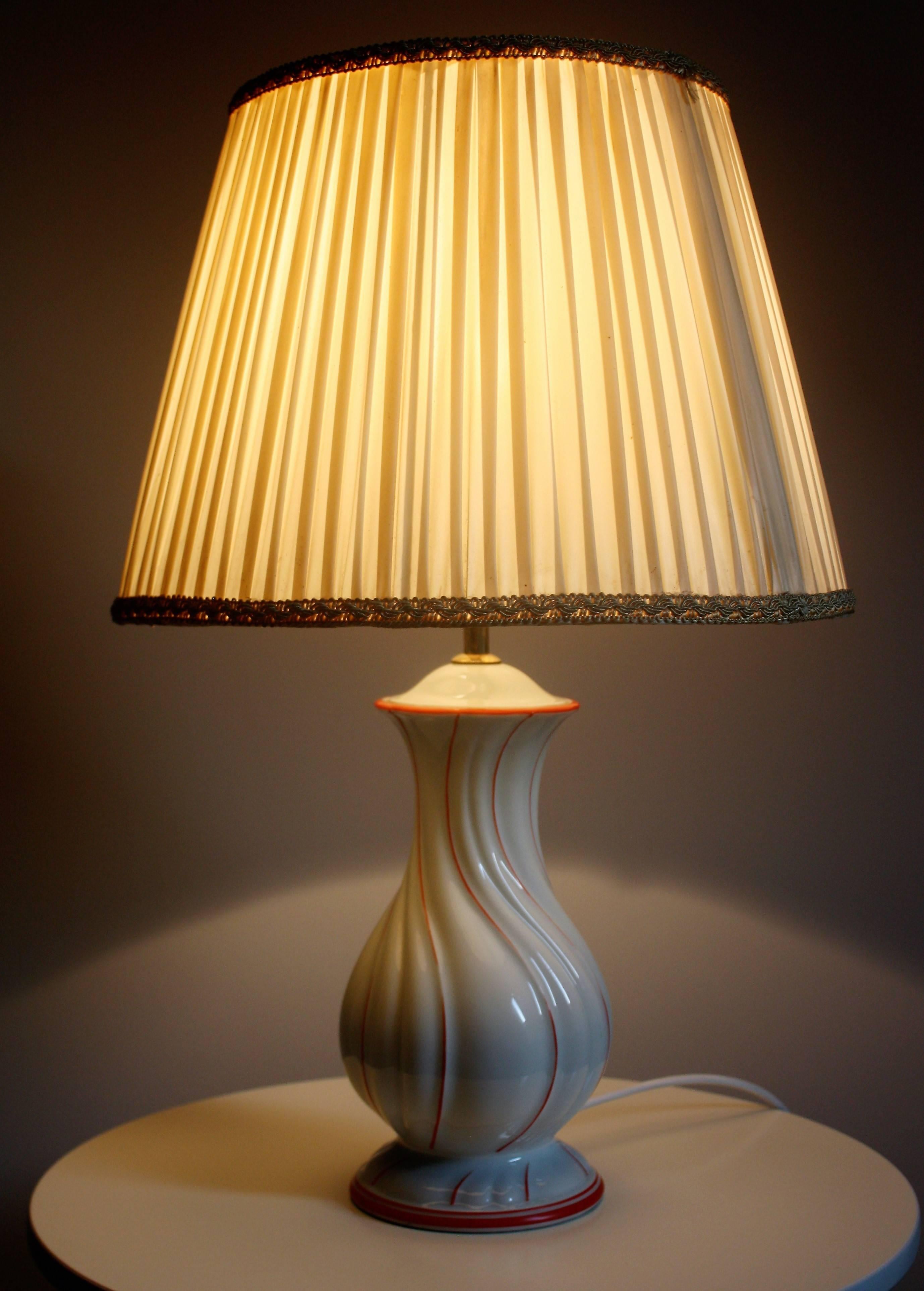 Unusually porcelain table lamp by Rosenthal, circa 1957.
White porcelain with orange-red painting.
Socket: One x e27.