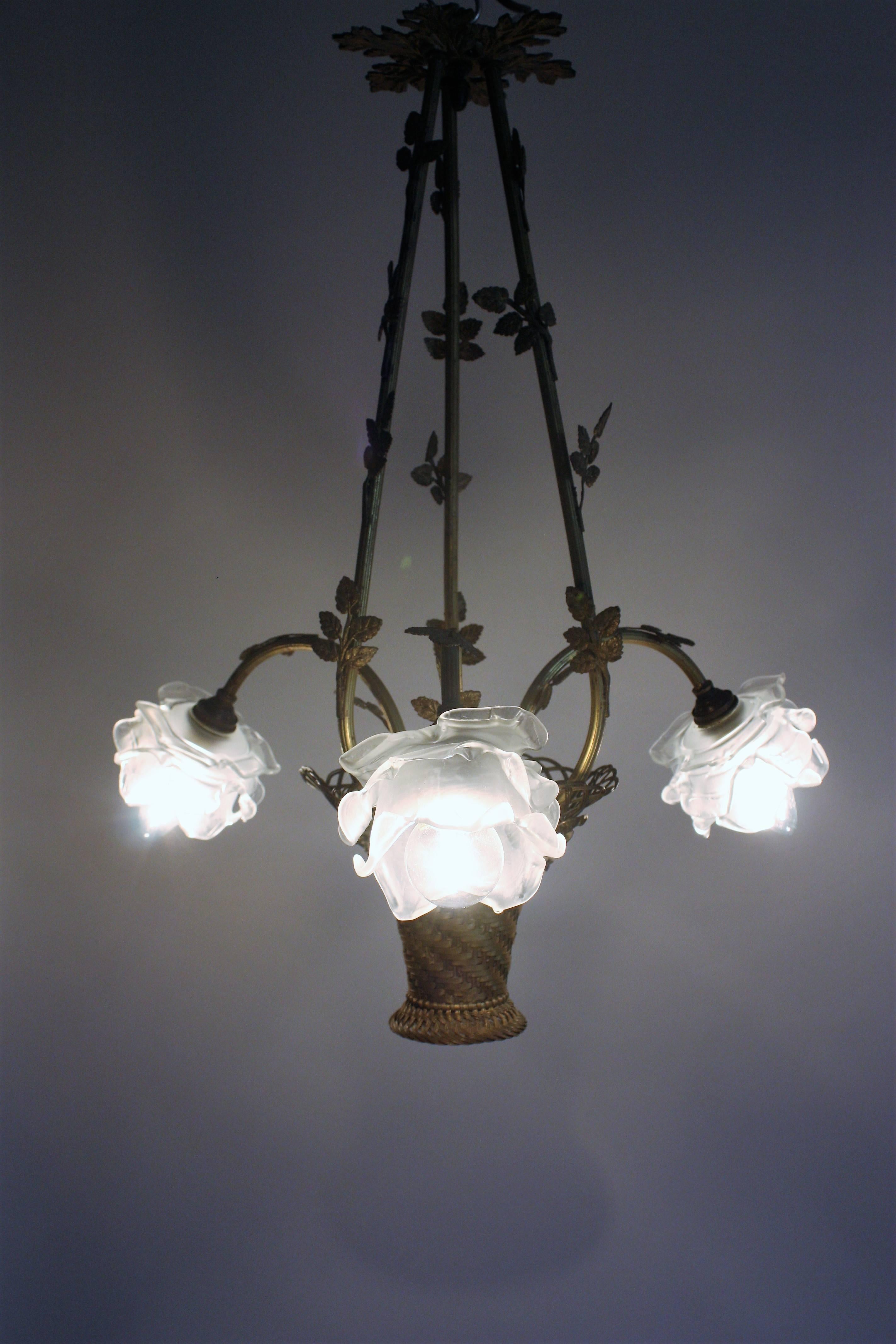 Beautiful antique french bronze chandelier with three glass roses.
Socket: 3 x B22 ( bajonett).
Very good condition.