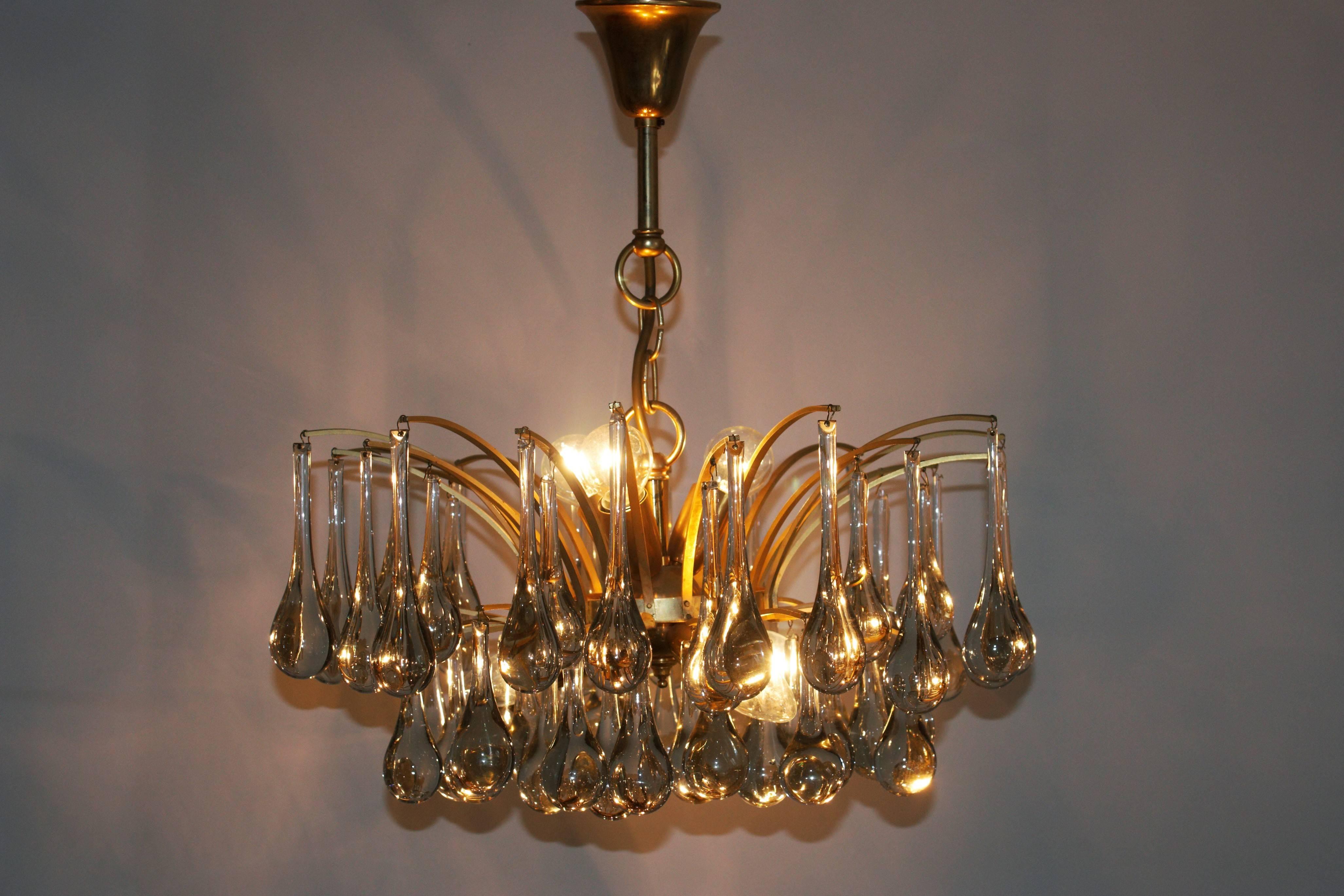 Wonderful, elegant, delicate Mid-Century glass chandelier, attributed by Ernst Palme, Germany, circa 1970s.
Six-light brass frame and clear Murano glass drops.
Very good condition.
Lamp socket: Six x E14 for Edison standard screw bulbs.
Pair