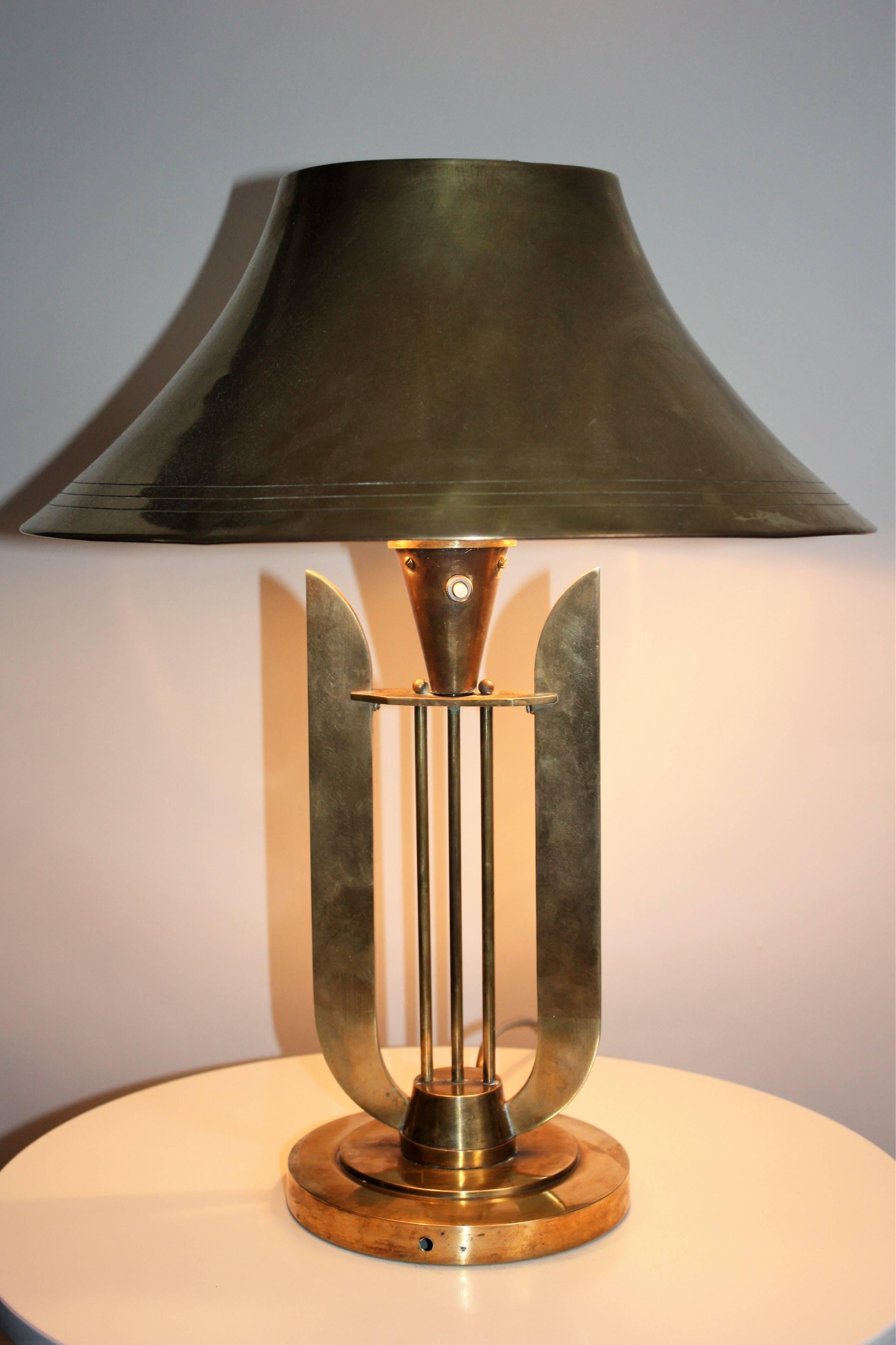 Large and old solid and polished brass table lamp. Art Deco, circa 1920s-1930s.
Three-light for E14 (Edison) for standard screw bulbs.
In very good condition.

       