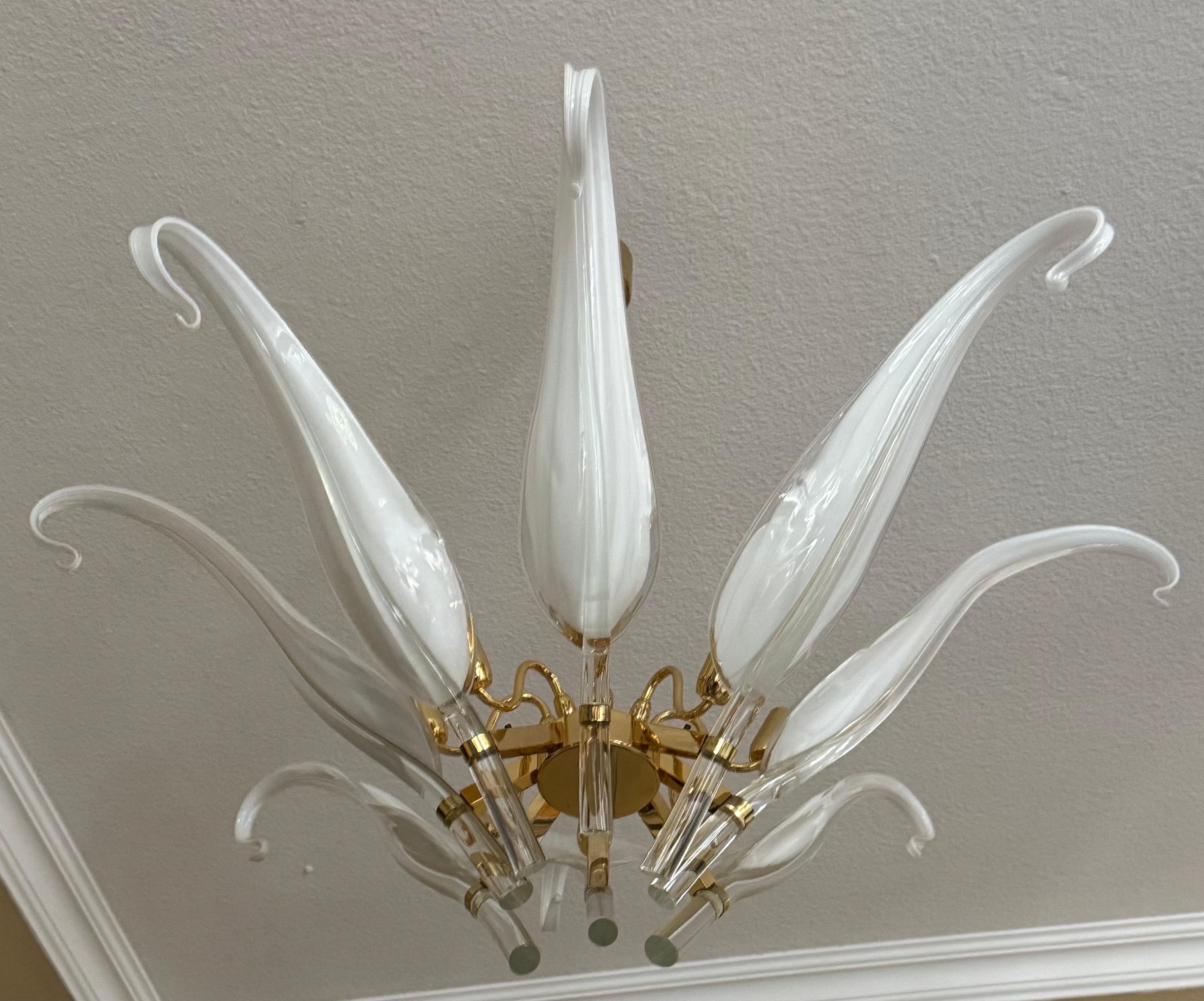 Bellissimo lampadario a otto luci in vetro di Murano trasparente e color latte e ottone placcato oro di Franco Luce per Seguso, anni '70 circa.
Presa: 8 x e14  
Le condizioni sono eccellenti.

