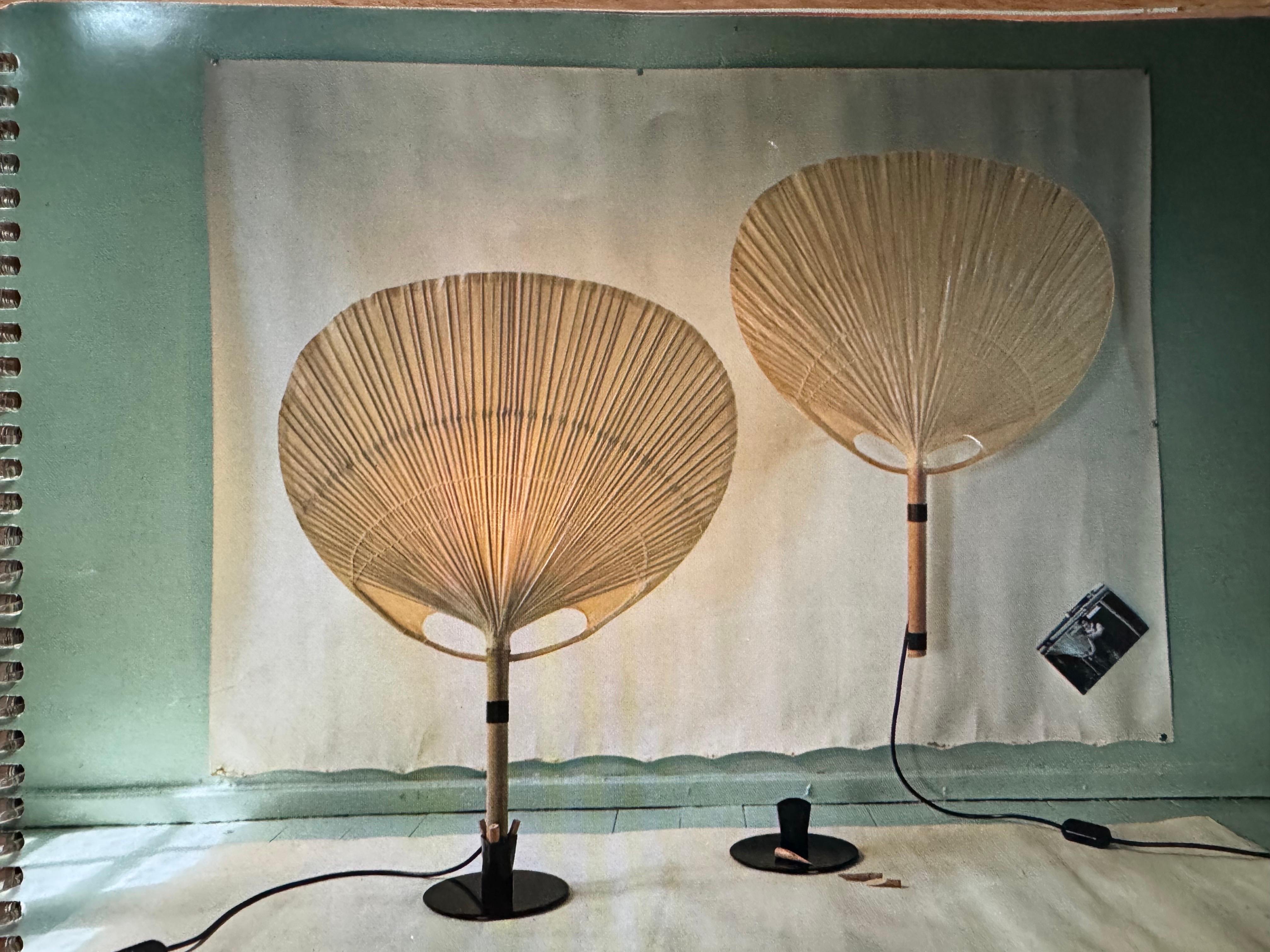 Coppia di rare lampade da tavolo di Ingo Maurer per Design M, anni '70, Germania. Eseguito in bambù, ventaglio di carta di riso e ferro laccato nero.
Presa: 1 x E27 o E26 (USA)  per lampadine a vite standard.
