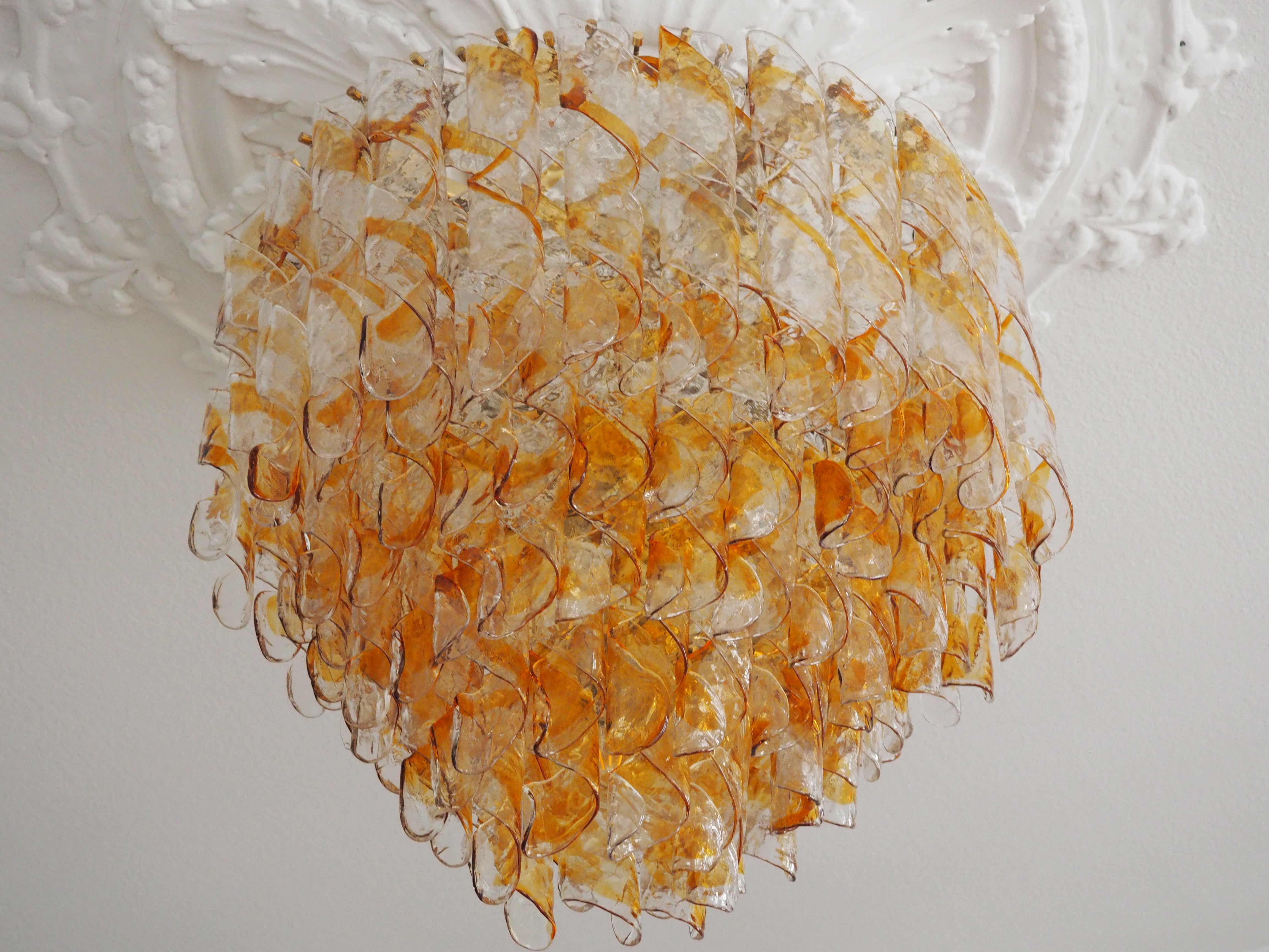 Rare et énorme lustre en verre de Murano structuré en spirale du milieu du siècle dernier par Kaiser, Allemagne, vers les années 1960.
Le lustre est composé de plus de 100 éléments en verre Mazzega Murano 