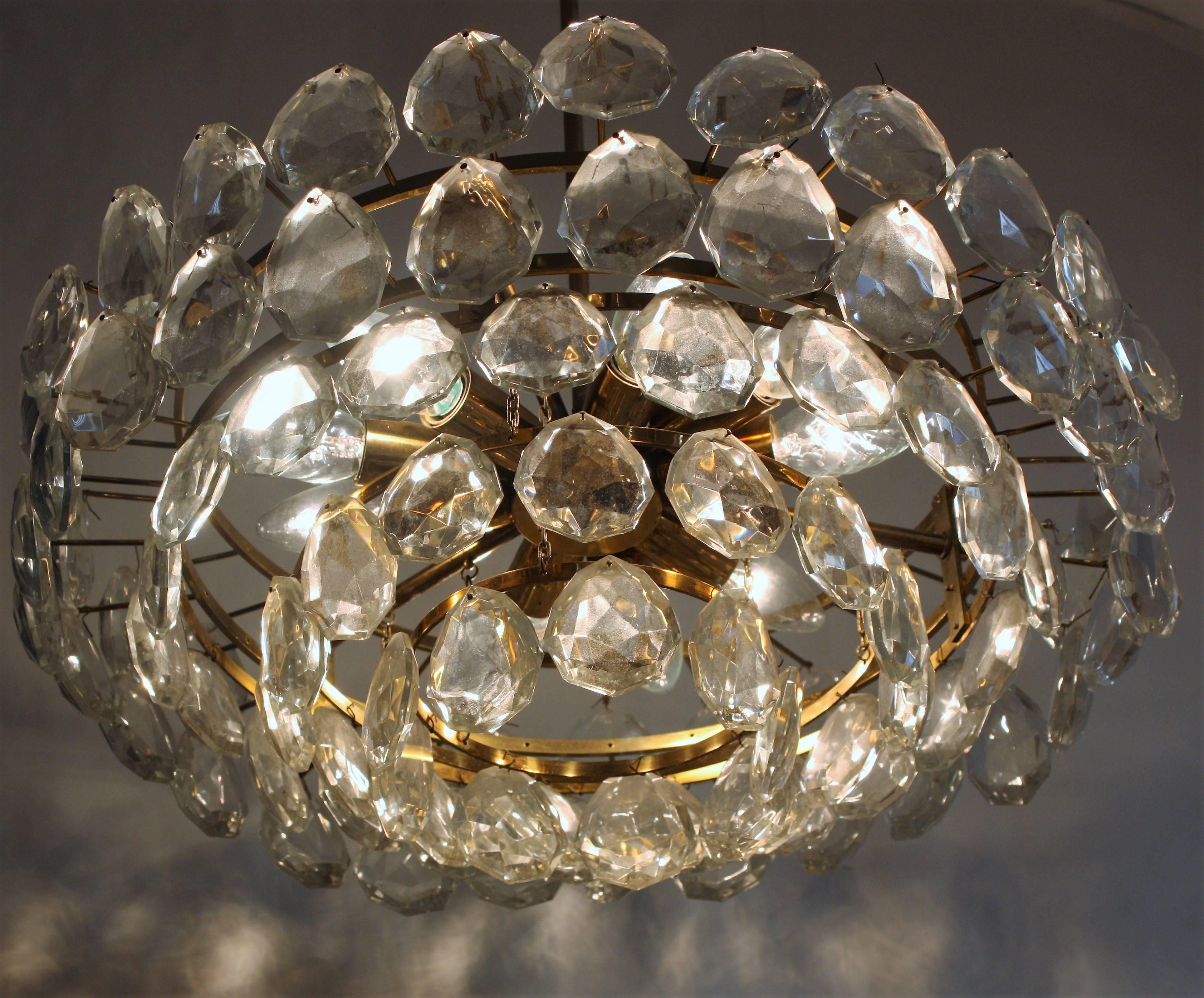 Mid-Century Modern high quality and heavy nine-light crystal and brass chandelier.
Bakalowits, Austria,circa 1960s.
Socket: 9 xEdison (e14) for standard screw bulbs.
Excellent condition.