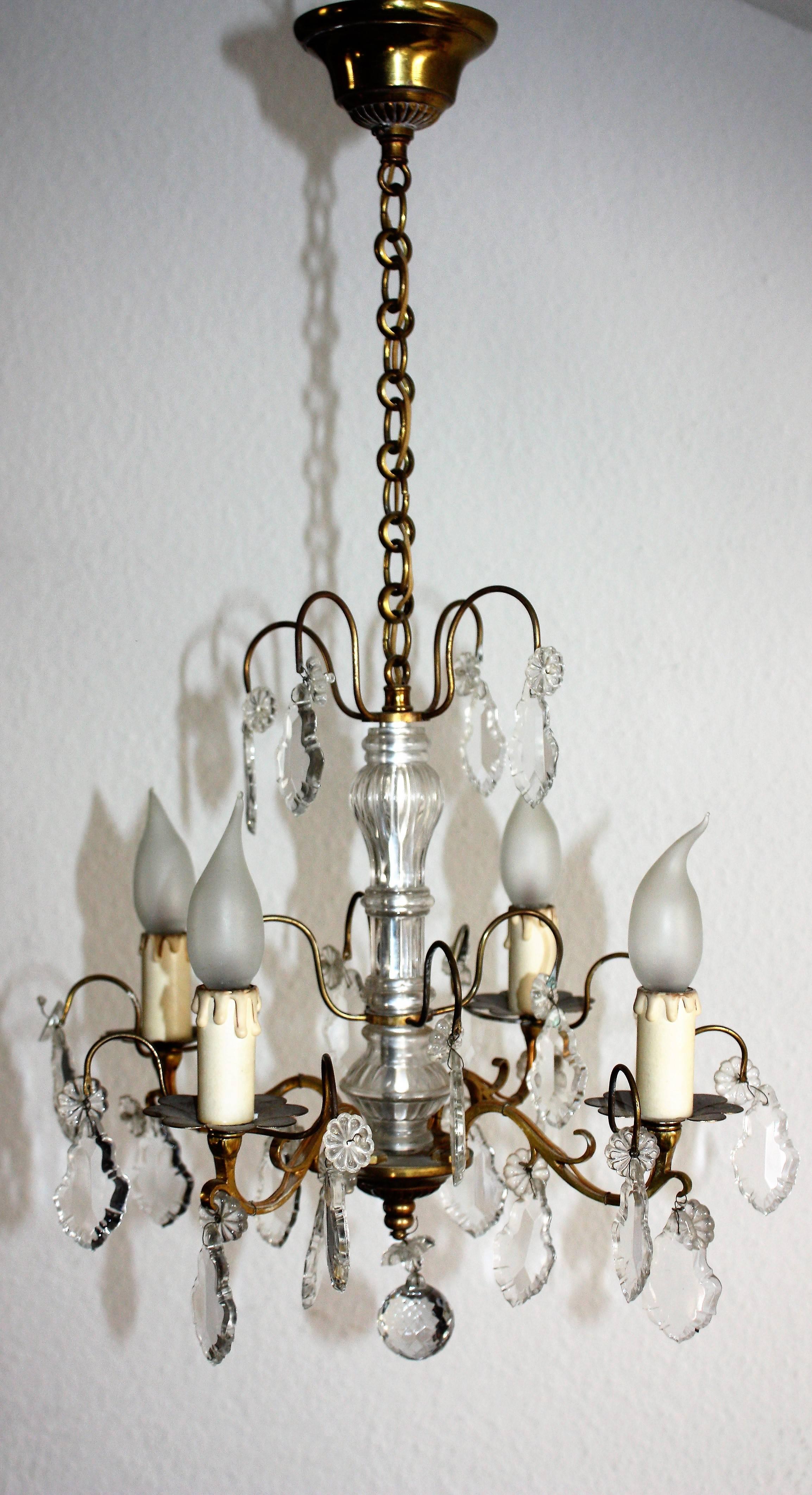 Small beautiful and elegant four-arm (light) chandelier with hand-cut crystal on the brass / bronze frame.
In my other auction you will find pair of matching wall sconces.