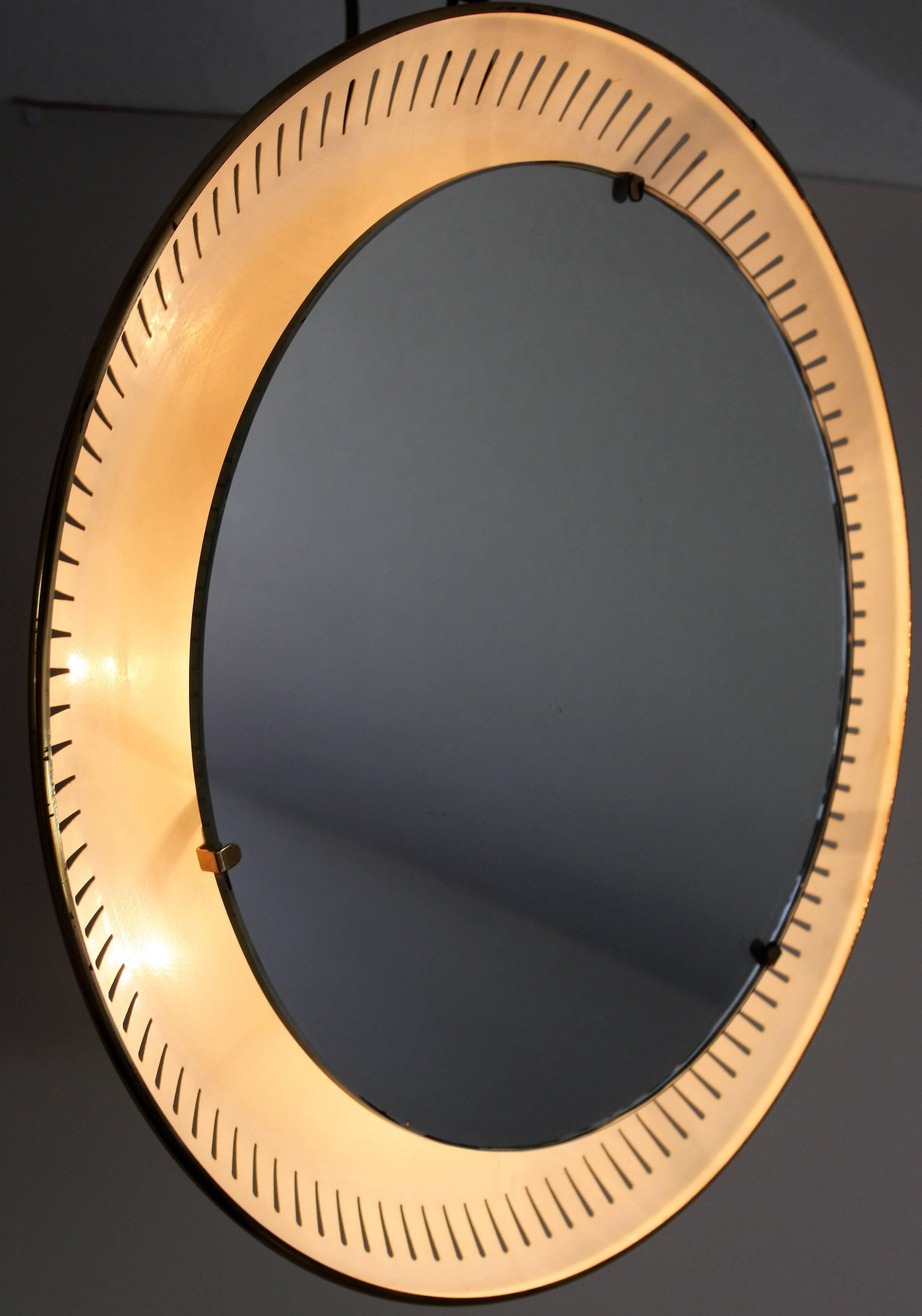 Circular Mid-Century mirror by Stilnovo, Italy, circa 1950s.
With four-lights inside.
Laquered metal frame and original mirror glass plate.
Socket: 4 x Edison (e14) for standard screw bulbs.
Good condition.

