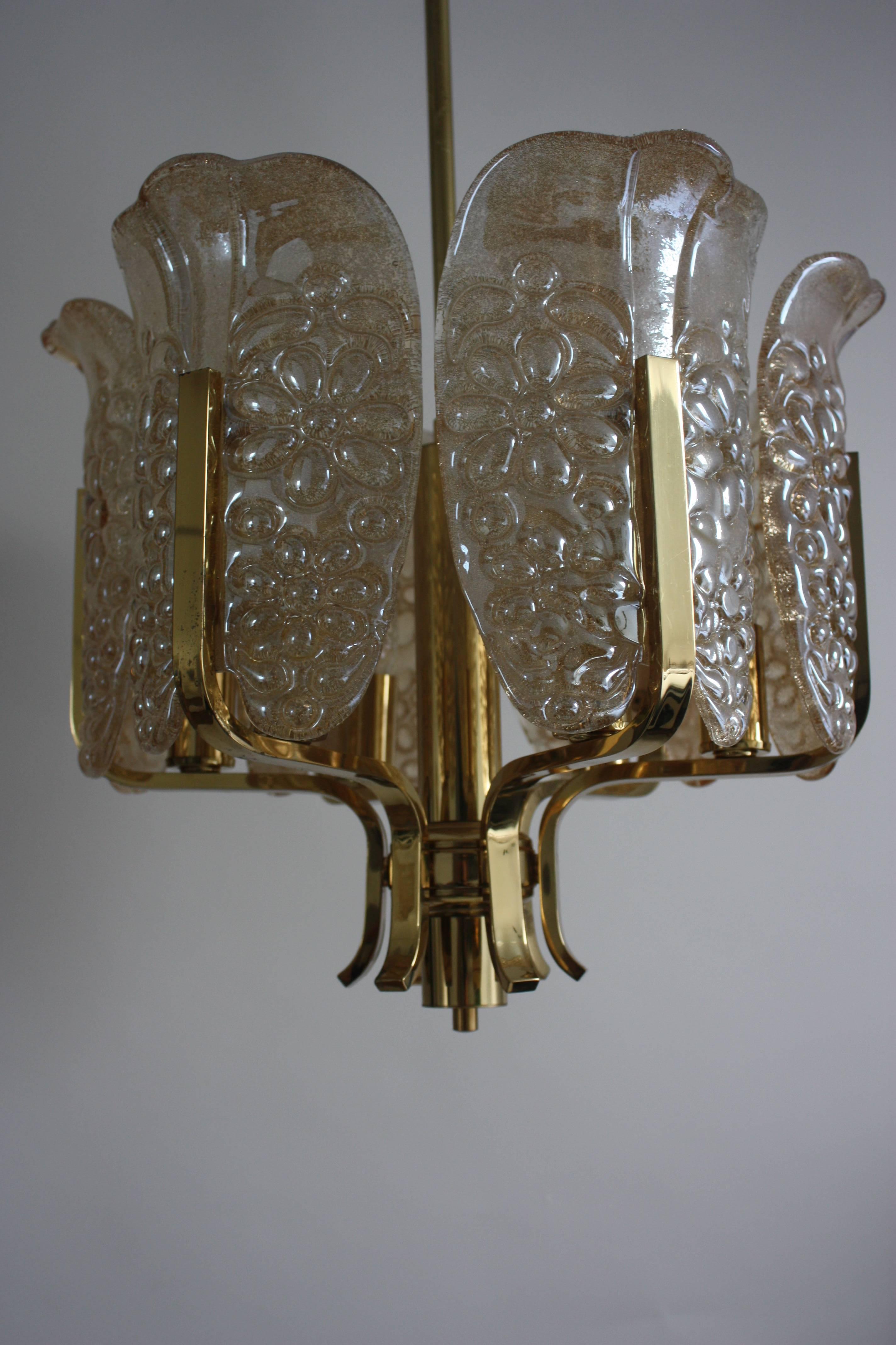 Amber Glass and Brass Chandelier by C. Fagerlund for Orrefors, circa 1960s In Excellent Condition For Sale In Wiesbaden, Hessen