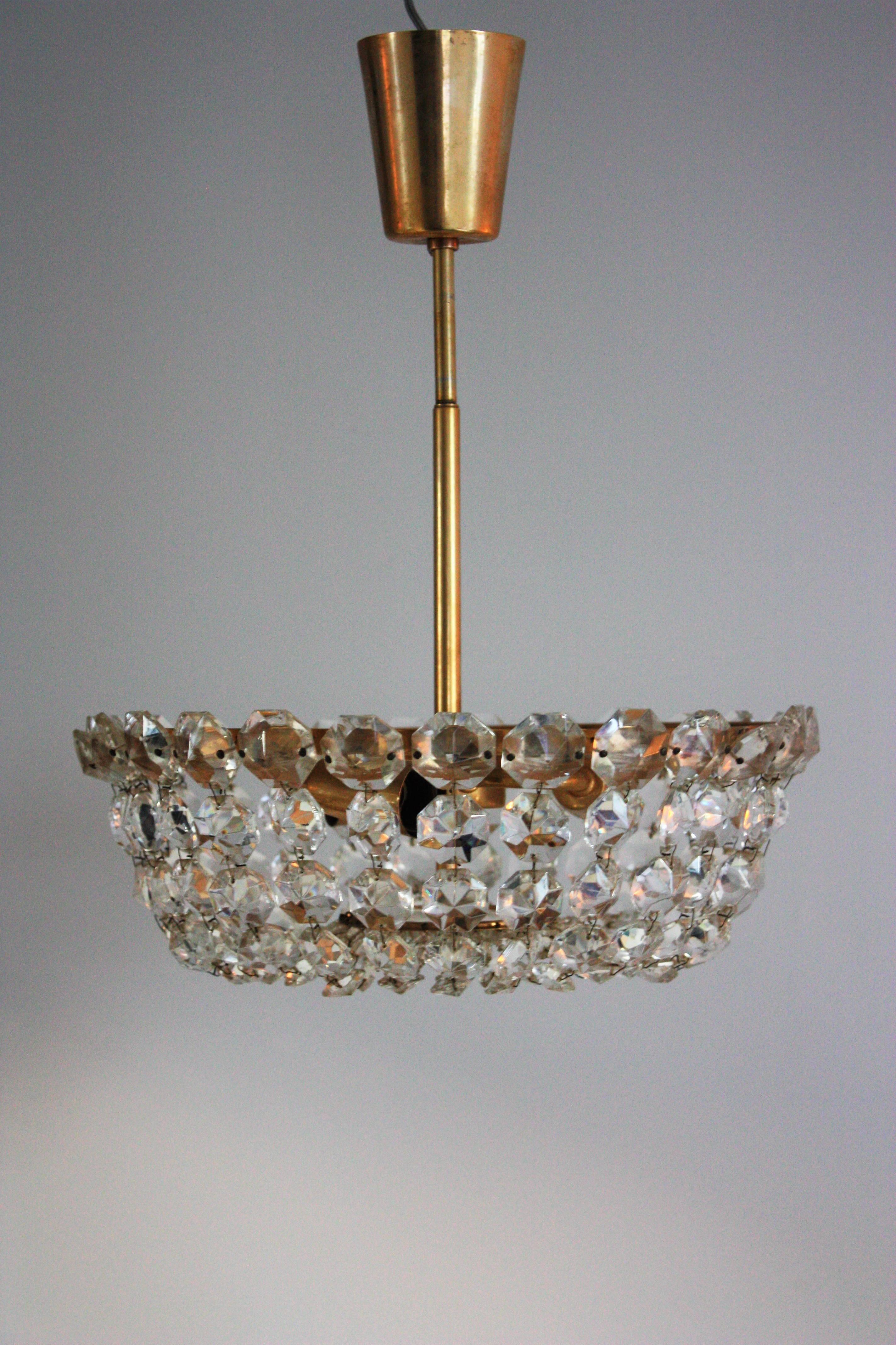 Wonderful Mid-Century Modern high quality three-light crystal and brass chandelier.
Bakalowits, Austria, circa 1960s.
Socket: Three x Edison (e14) for standard screw bulbs.
Excellent condition.