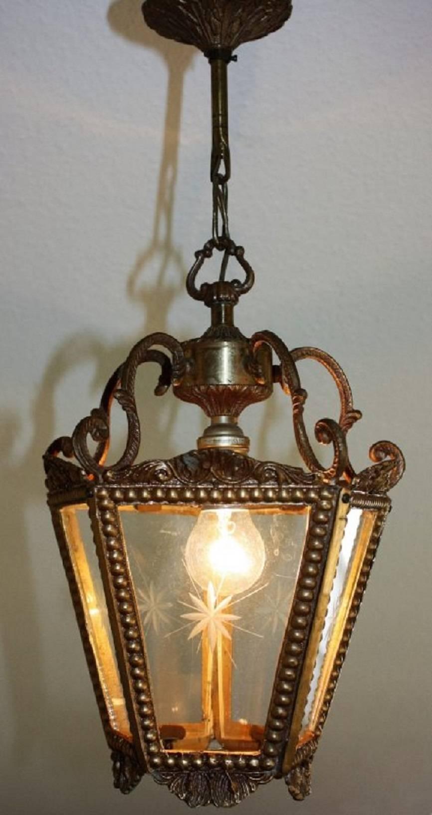 Elegant one-light brass and glass Lantern, circa 1960s.
Socket: one x E27 for standard screw bulbs.
Excellent condition.

