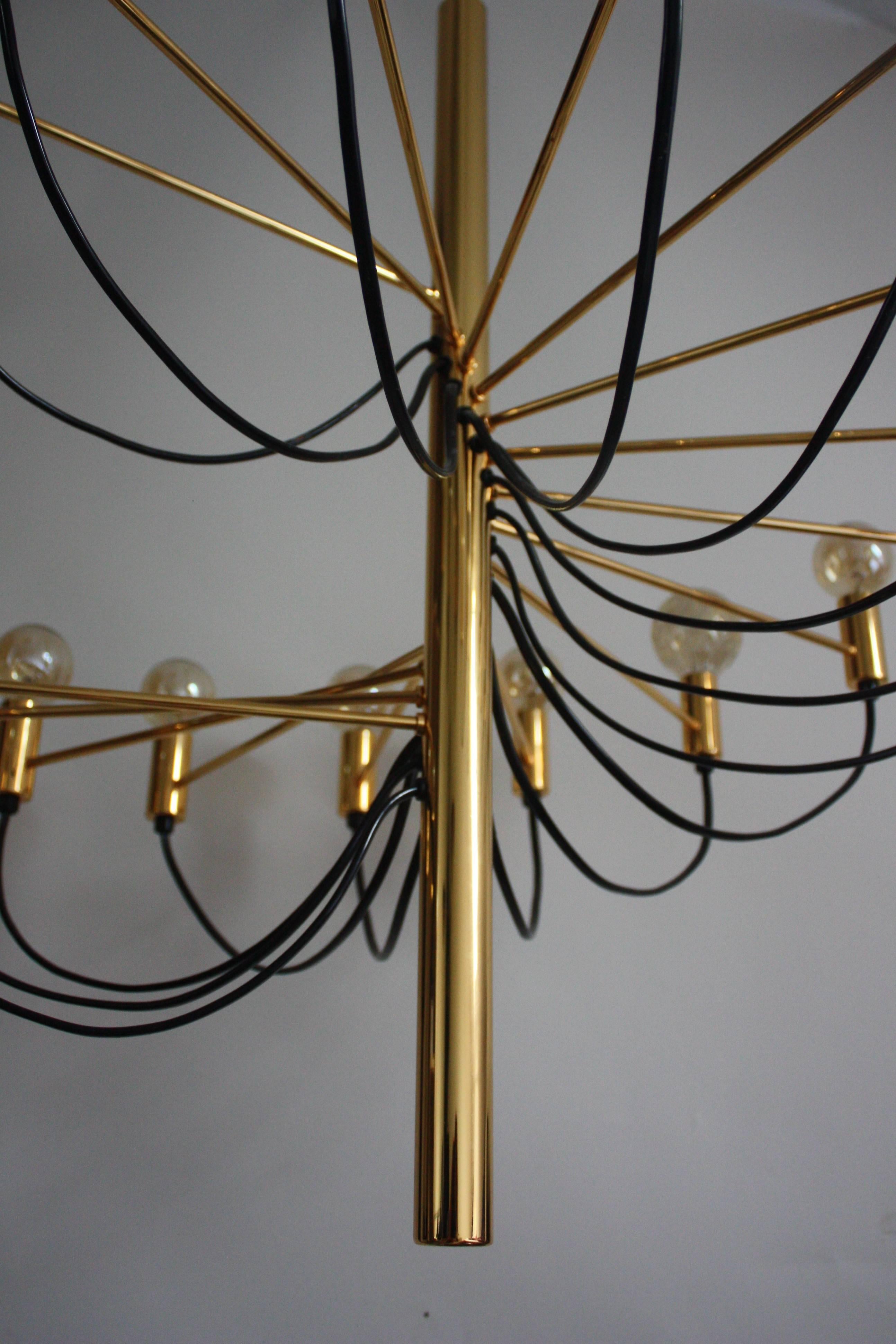 Elegant, midcentury and high quality 16-light chandelier by Gino Sarfatti.
Italy, circa 1980s.
Gilt brass frame for 16 - Light ( e14) standard screw bulbs.
Excellent condition.