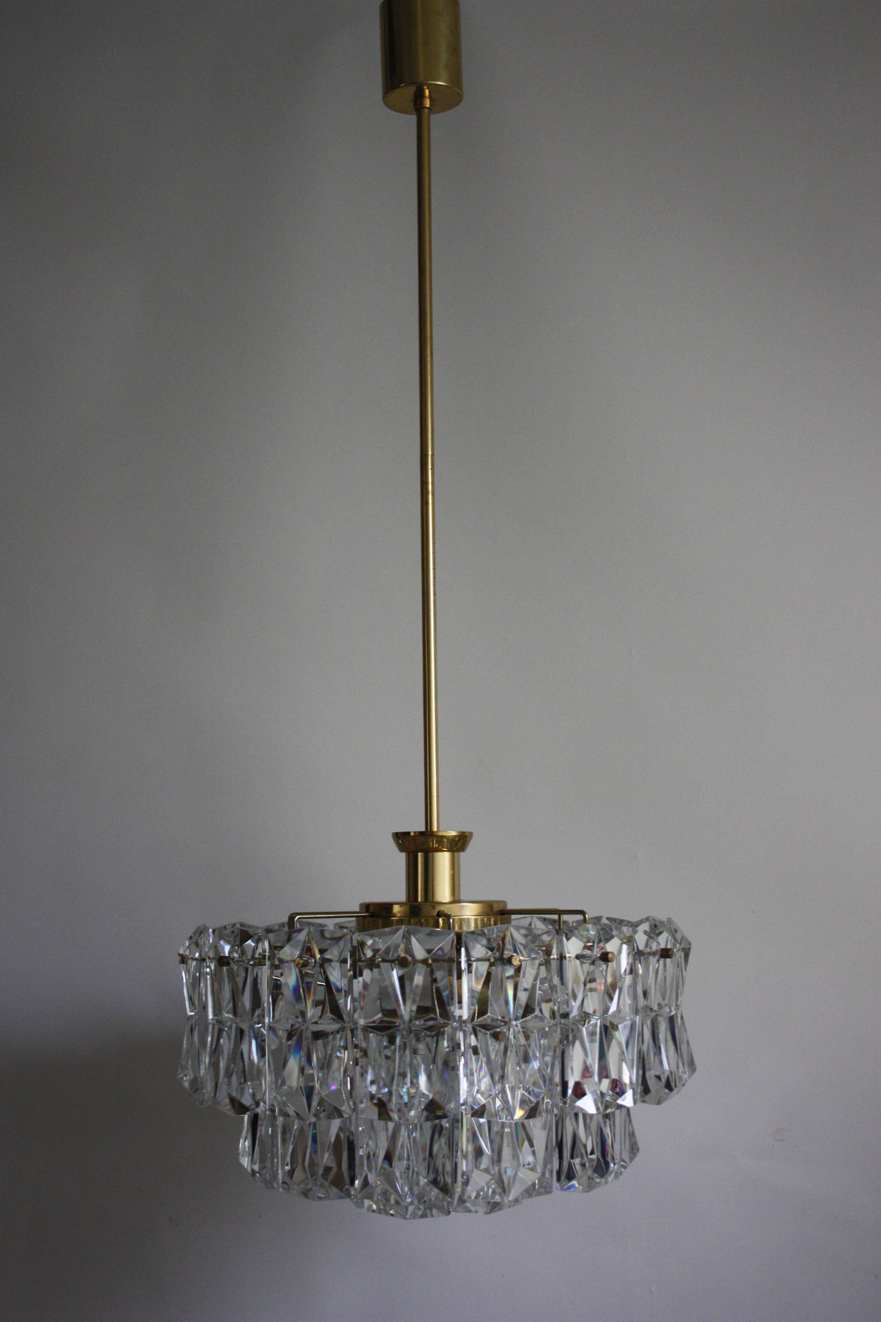 Mid-Cenutry Crystal and Brass Chandelier by Kinkeldey, Germany, circa 1960s In Excellent Condition In Wiesbaden, Hessen