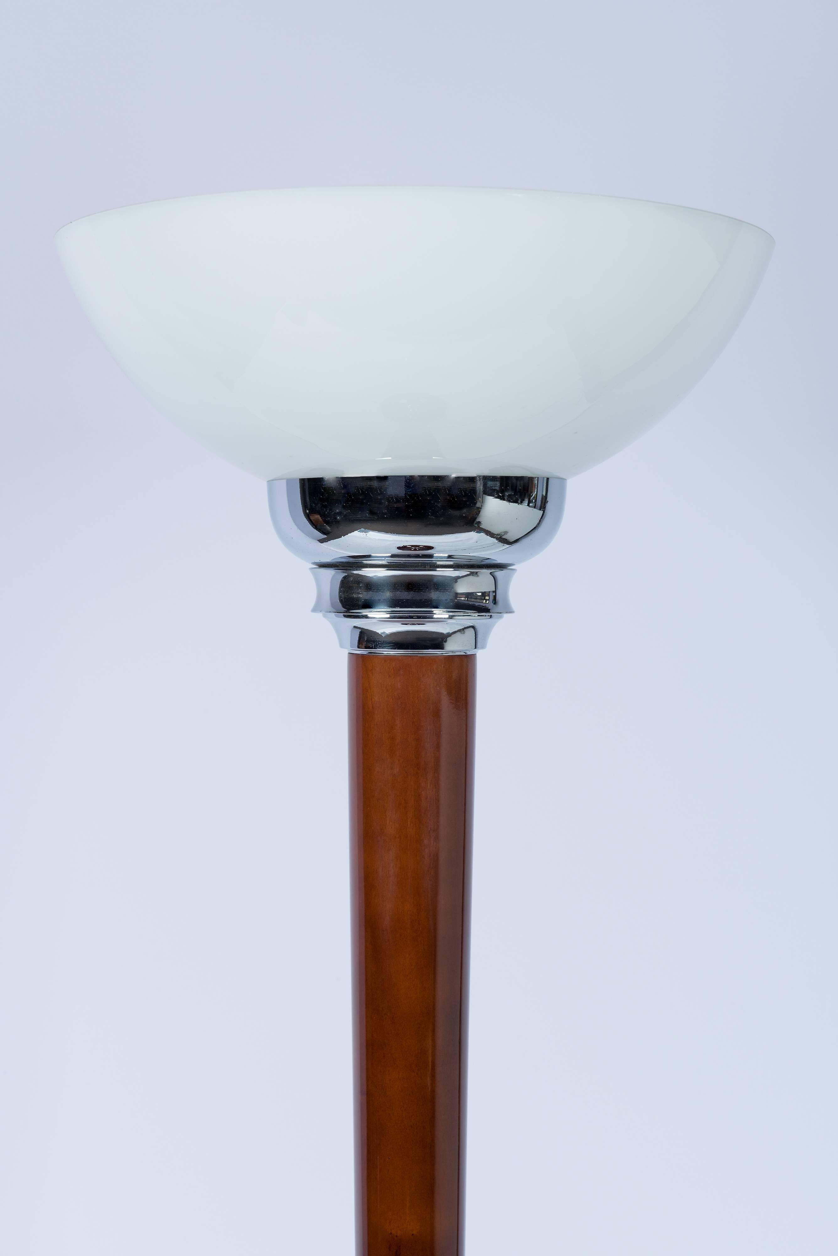 1930s French origin Art Deco floor lamp.
Walnut tinted wood re-polished with a lustrous handmade French polish. Chrome-plated metal elements. White coloured glass shade.
     