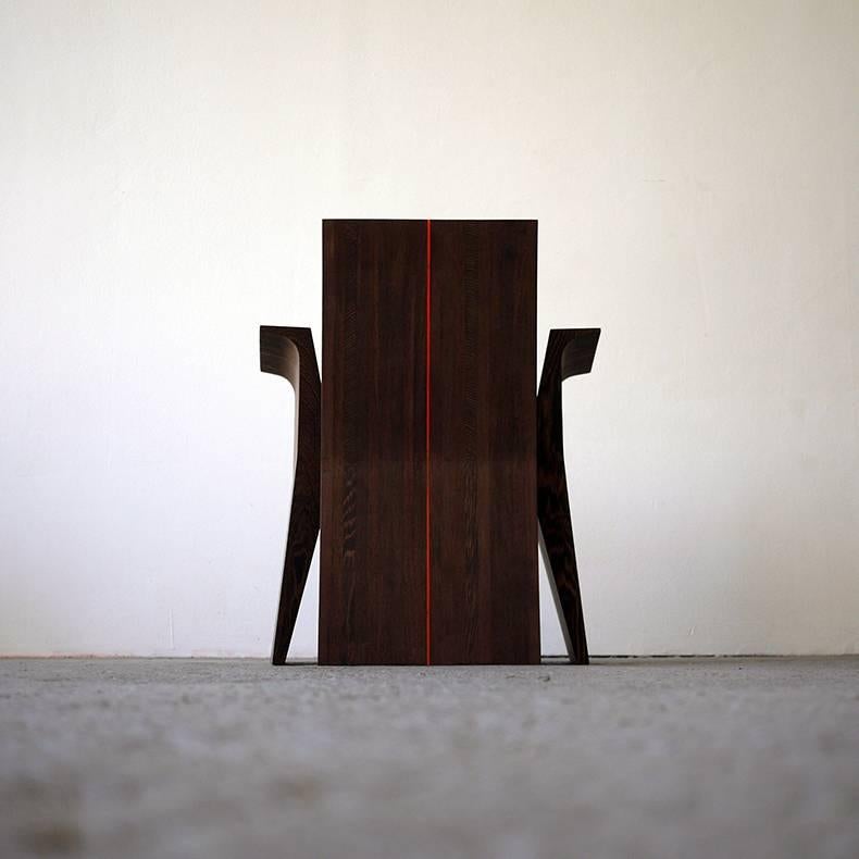 Der vom französischen Grafiker und Designer Daniel Guillotin entworfene Wengé Altesachair ist das Möbeldesign-Debüt des Künstlers und Kreativdirektors. 61 sich abwechselnde, handgeschnittene Massivholzbretter treffen in der Mitte des Stuhlrückens