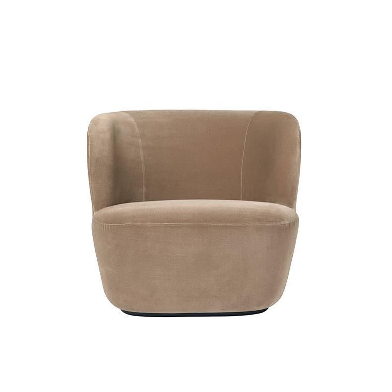 A perfect piece for both public places and private homes, this lounge chair embraces its user with sculptural and organic forms. Its softly curved shape combined with a solid texture not only provides essential coziness and comfort but also creates