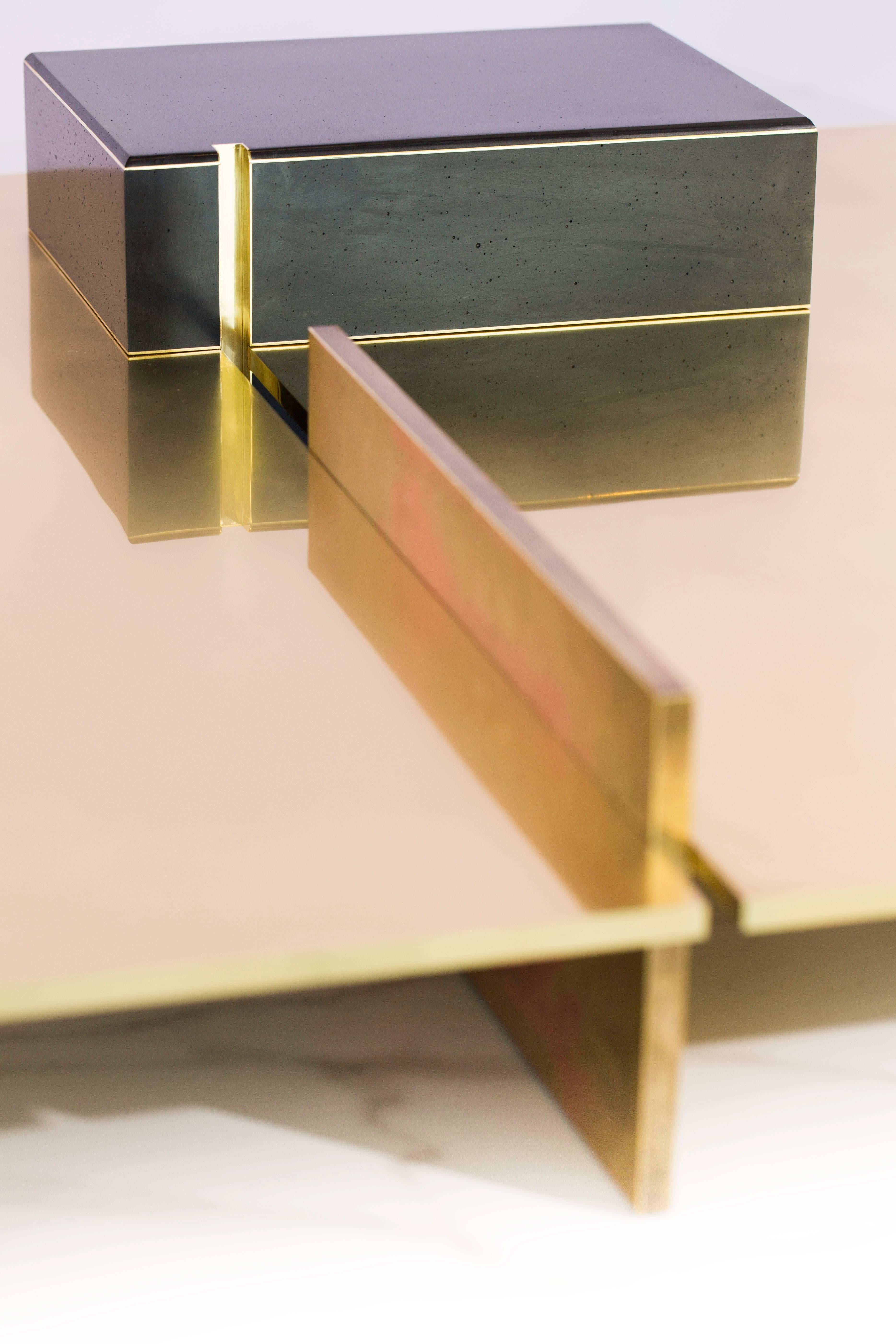 Modern Low Coffee Table in Polished Brass with Pink Patina and Resin Finish Wood In Excellent Condition In Paris, FR
