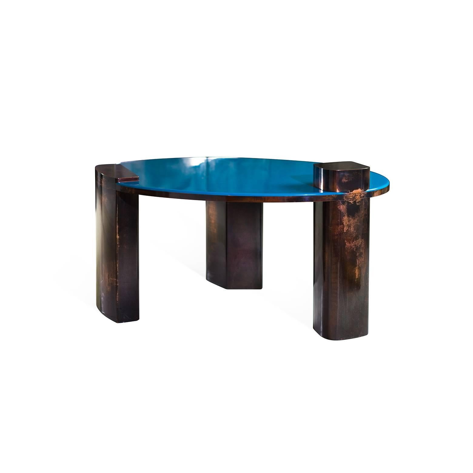 Blue coffee table is undeniably the most breath taking piece in the Moon Series collection. This copper table delights by the depth of its blue resin top and meticulous details of its hand patinated base. Limited edition of eight pieces.
Galerie