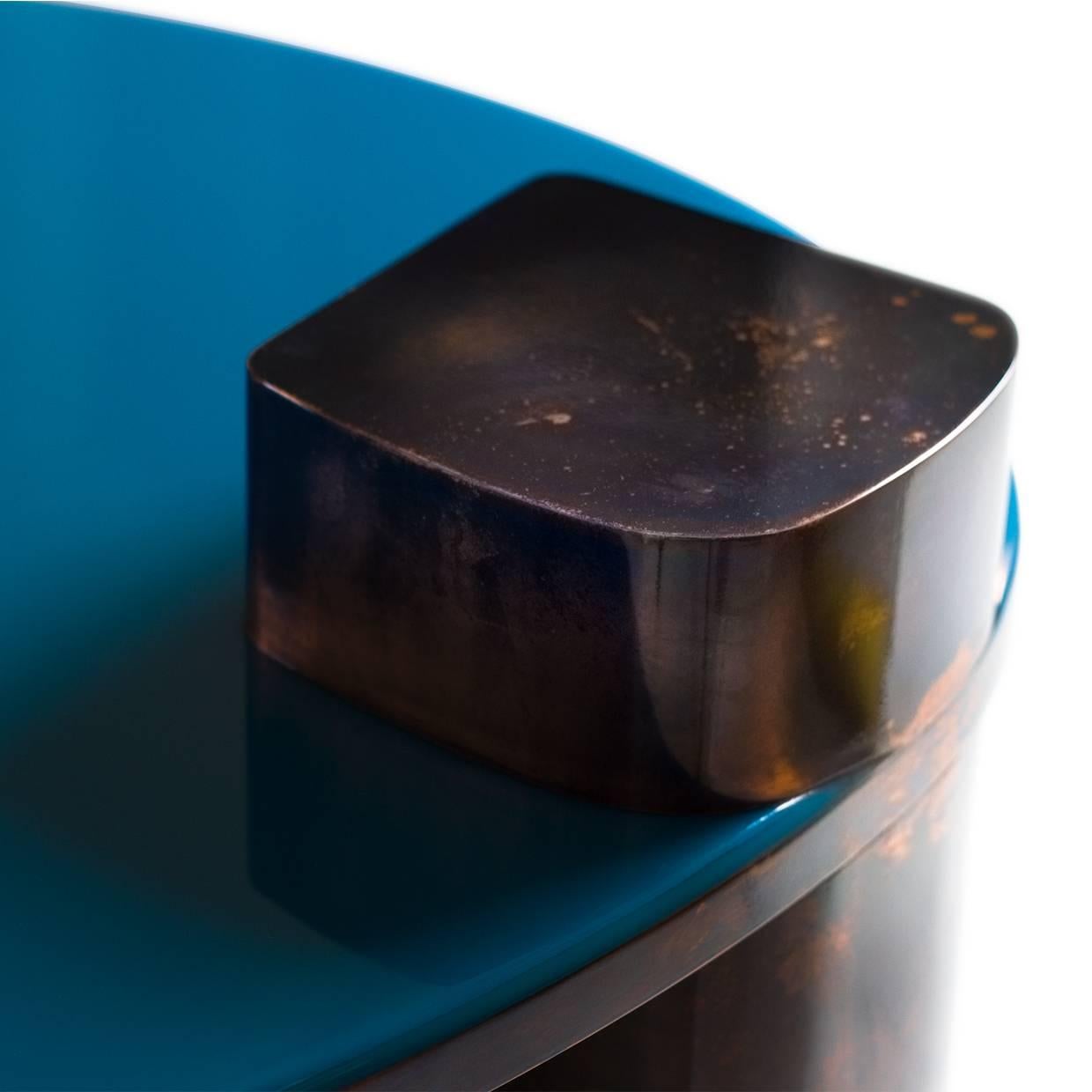 Blue Moon Table with Hand Patinated Copper Legs and Blue Resin Top In Excellent Condition In Paris, FR