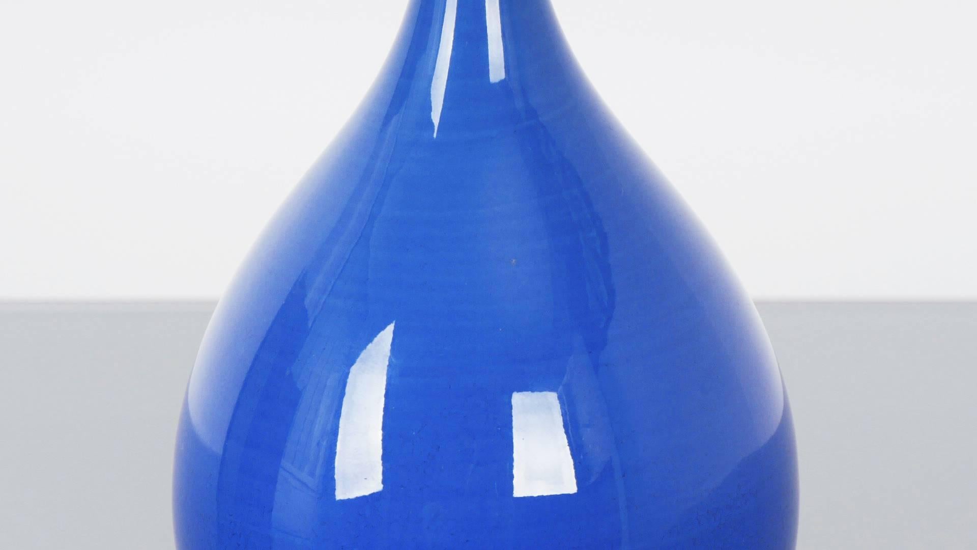 Carl Harry stalhane elegant drop vase in a deep blue glaze. The application of the glaze is turning around the piece from the top to the bottom and adds a beautiful and discrete decor to the piece. Signed.