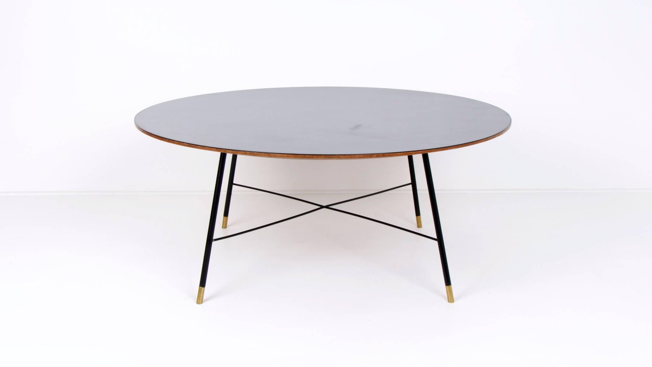 A very elegant black round coffee table made by the Italian designer Ico Parisi in the 1950s.