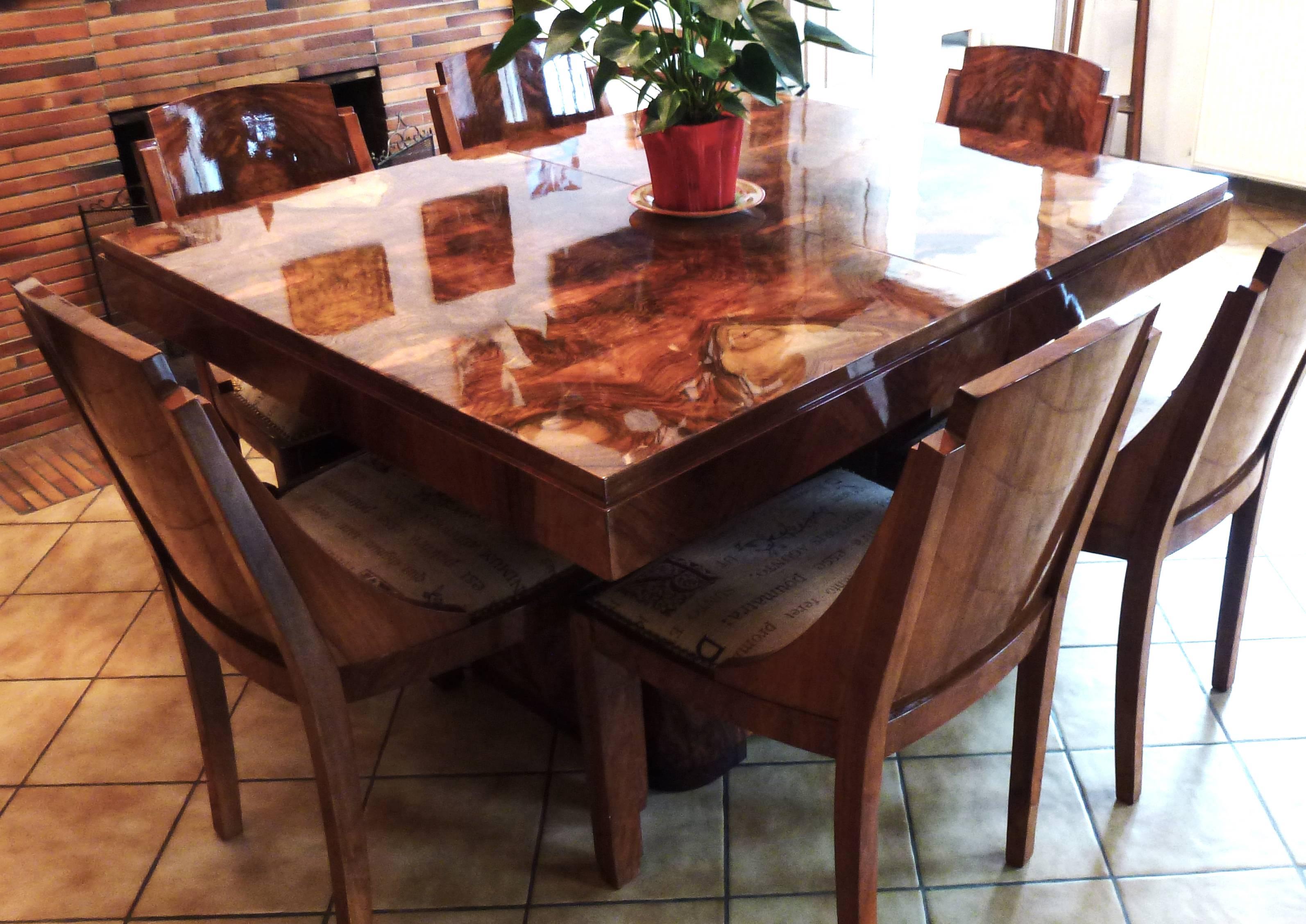 Gorgeous, French Art Deco rectangular dining table in a shinny beautifully varnished walnut veneer wood.
France, circa 1930.

Dimension:
Table width 130 cm x width 105 cm Height 74 cm
chairs already sold.

            